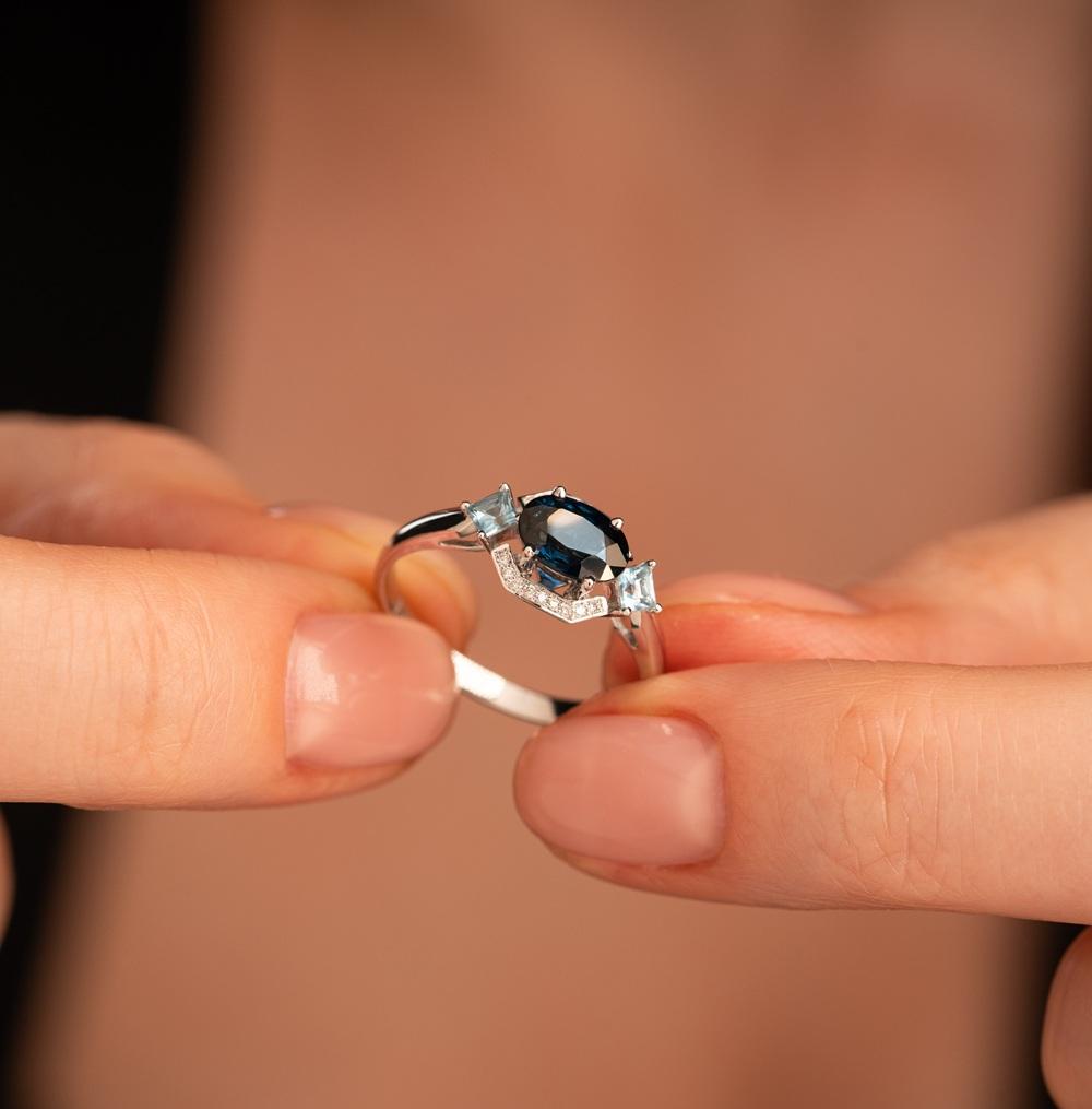 Кольцо из белого золота с топазами и сапфиром 9211039С