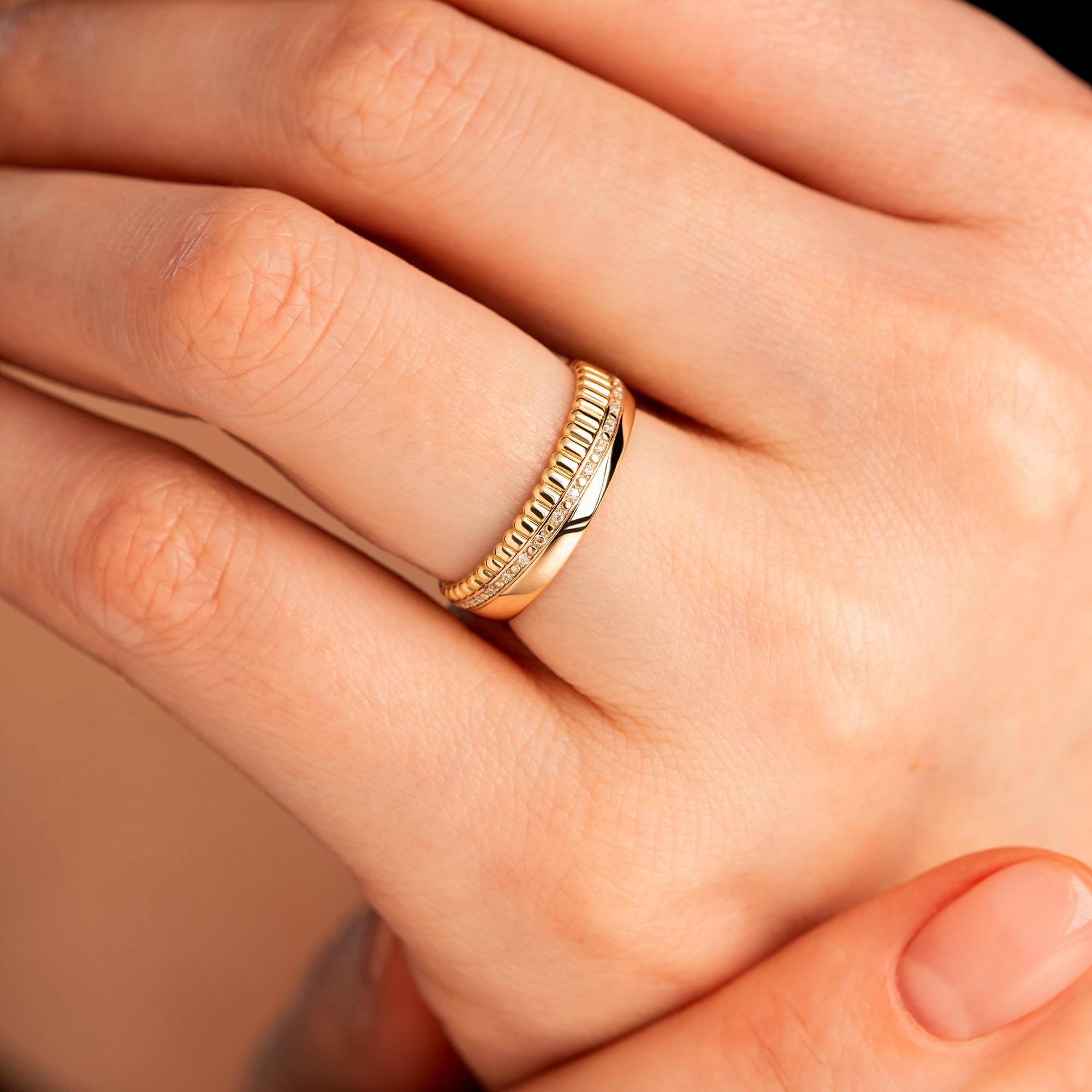 Обручальное кольцо из трех видов золота с бриллиантами 9111012Б