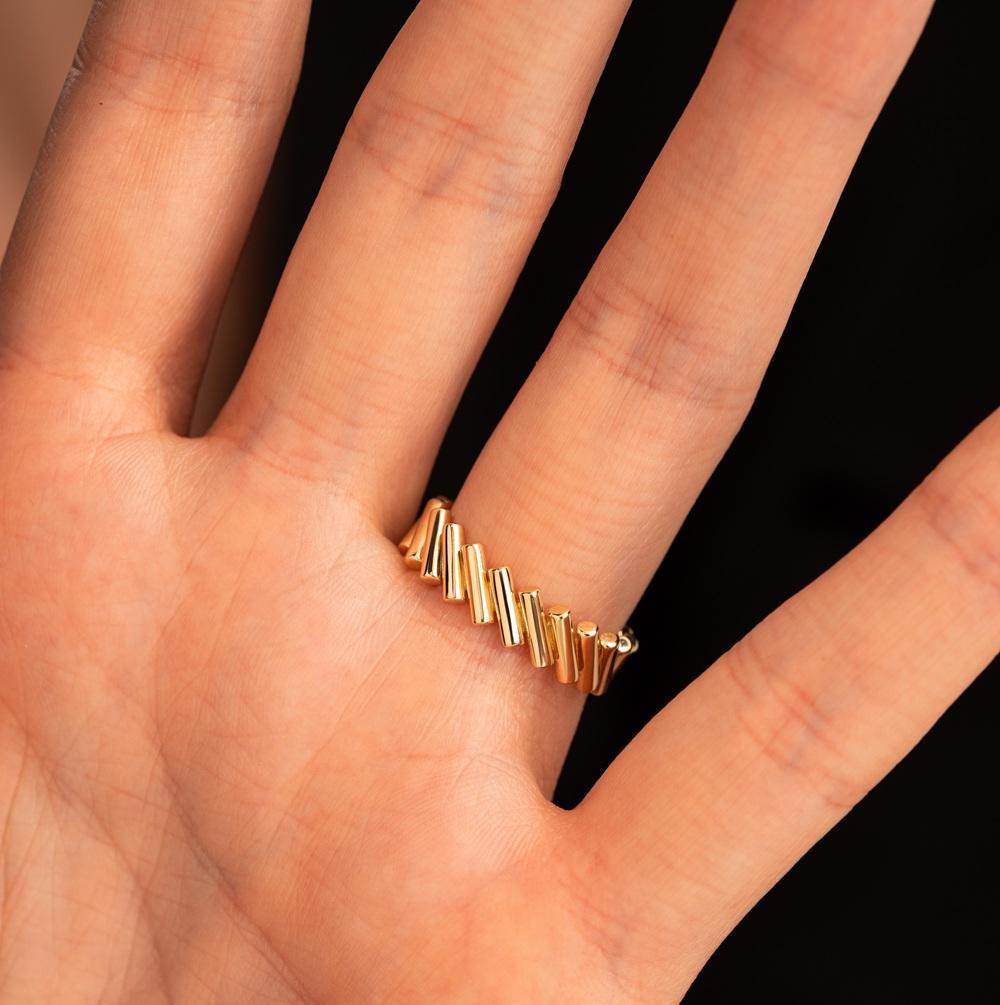 Кольцо из желтого золота с бриллиантами и рубином 931948Б