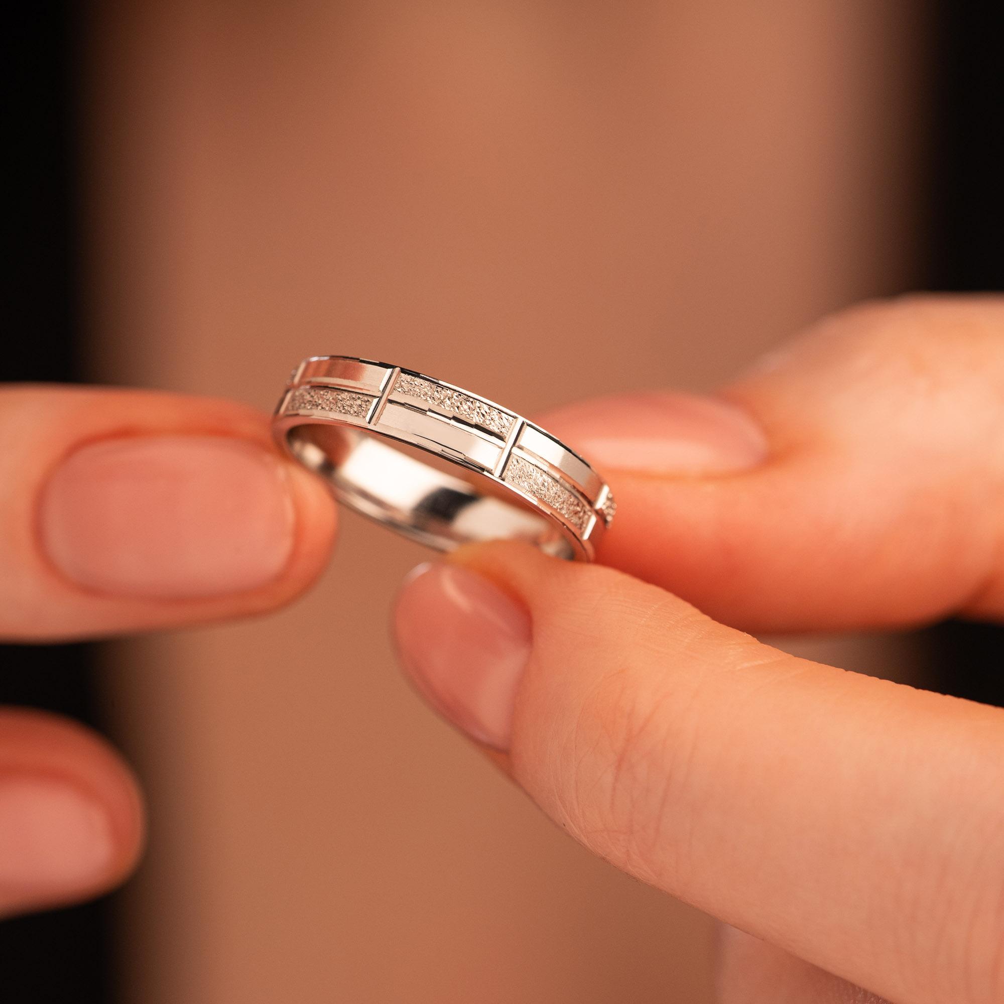 Обручальное кольцо из белого золота 210-000-732