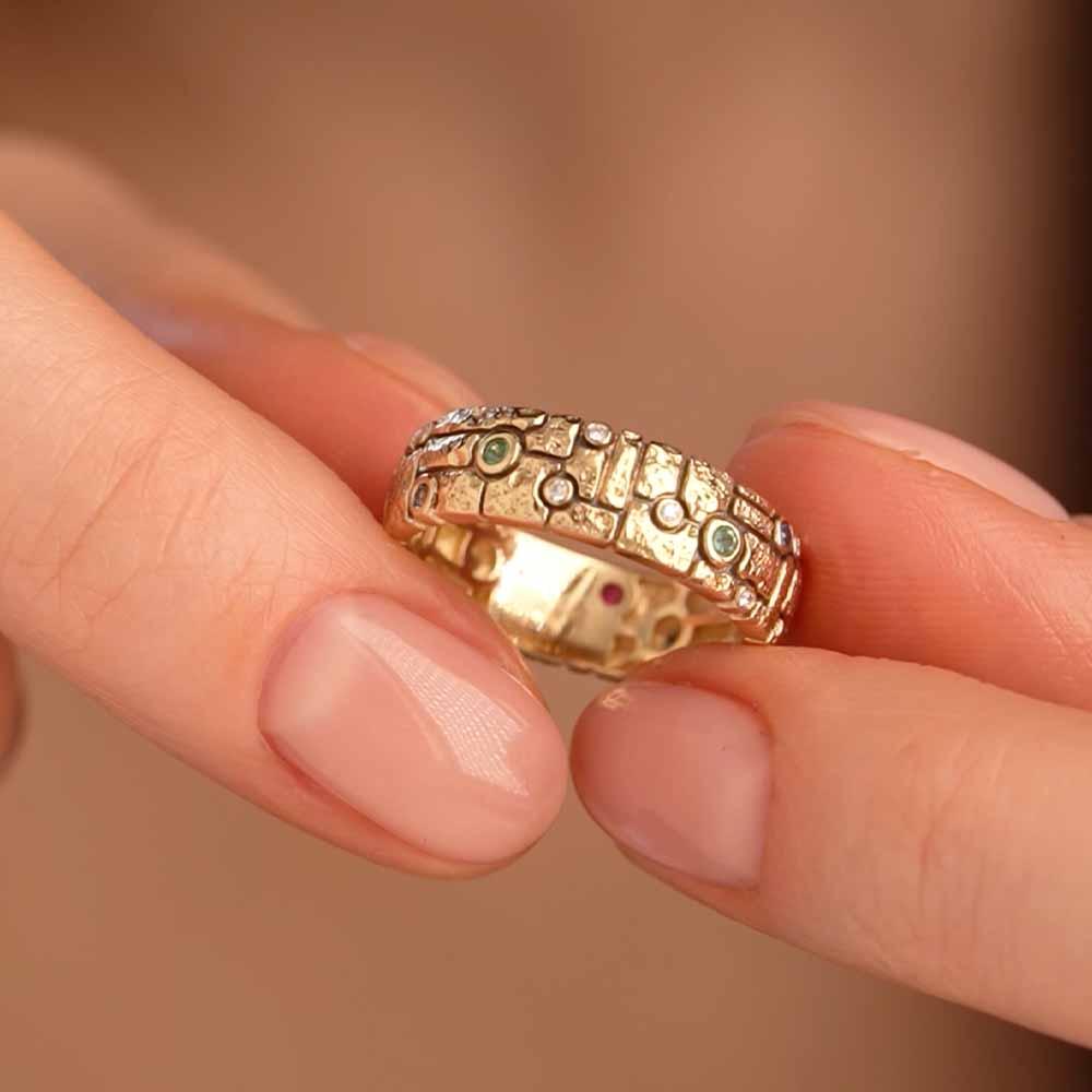 Кольцо из желтого золота с бриллиантами и самоцветами 9311070К