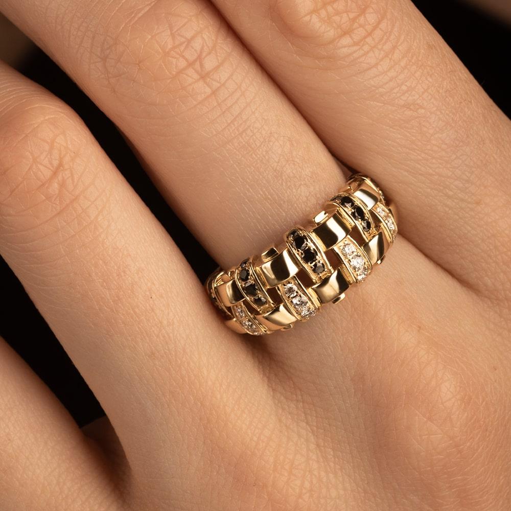 Кольцо из желтого золота 585 пробы с черными и белыми бриллиантами 931790ЧБ