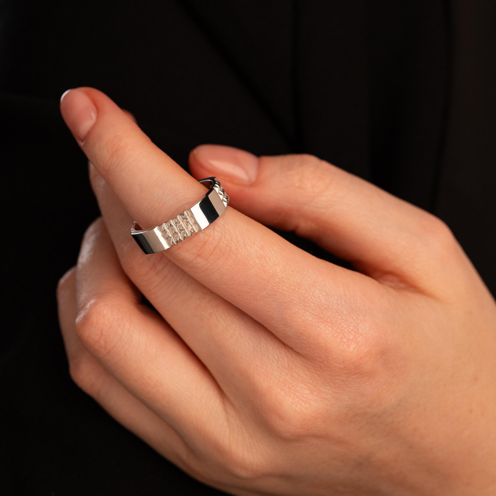 Обручальное кольцо из белого золота фактурное  710-000-292