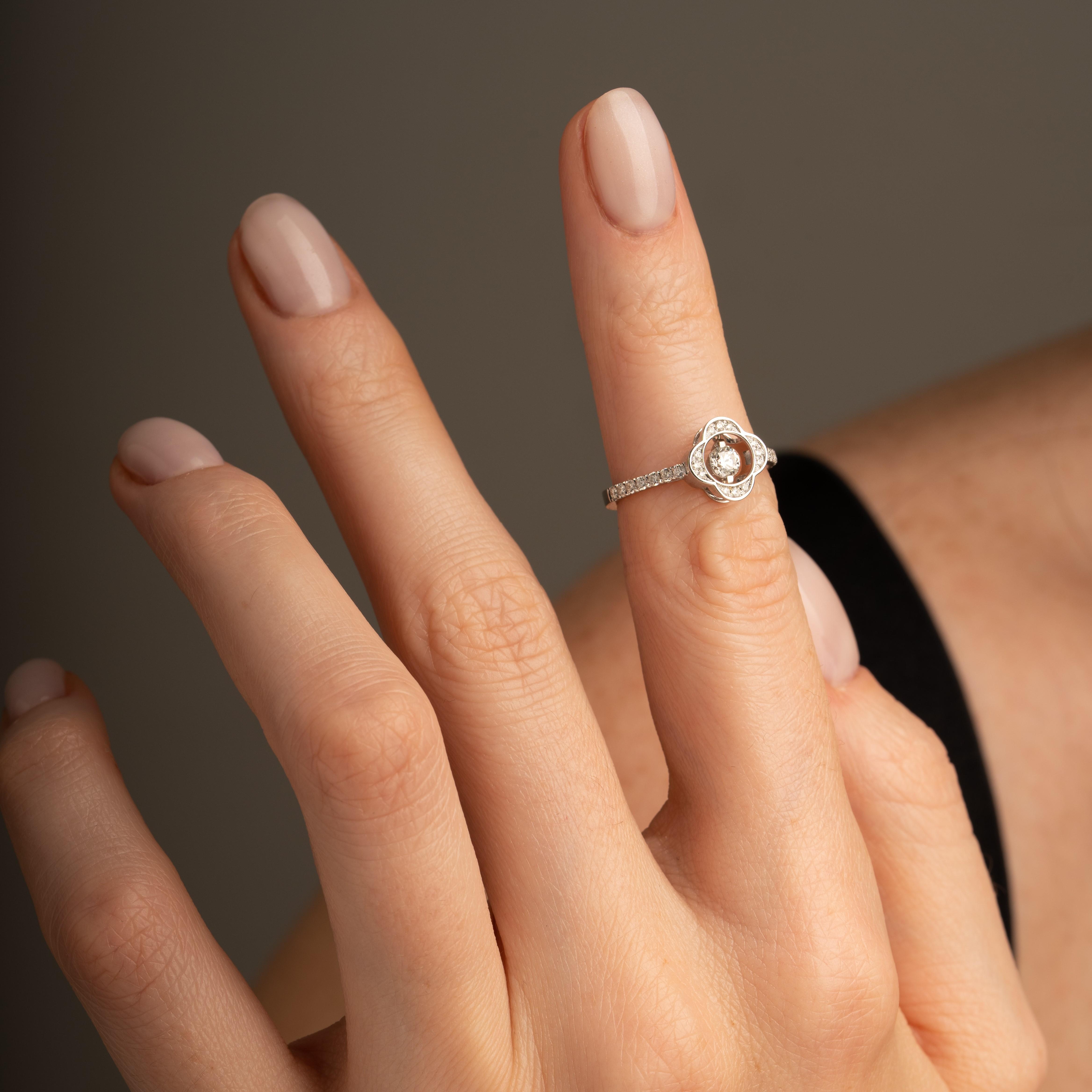 Помолвочное кольцо из белого золота с бриллиантами в виде цветка 921718Б