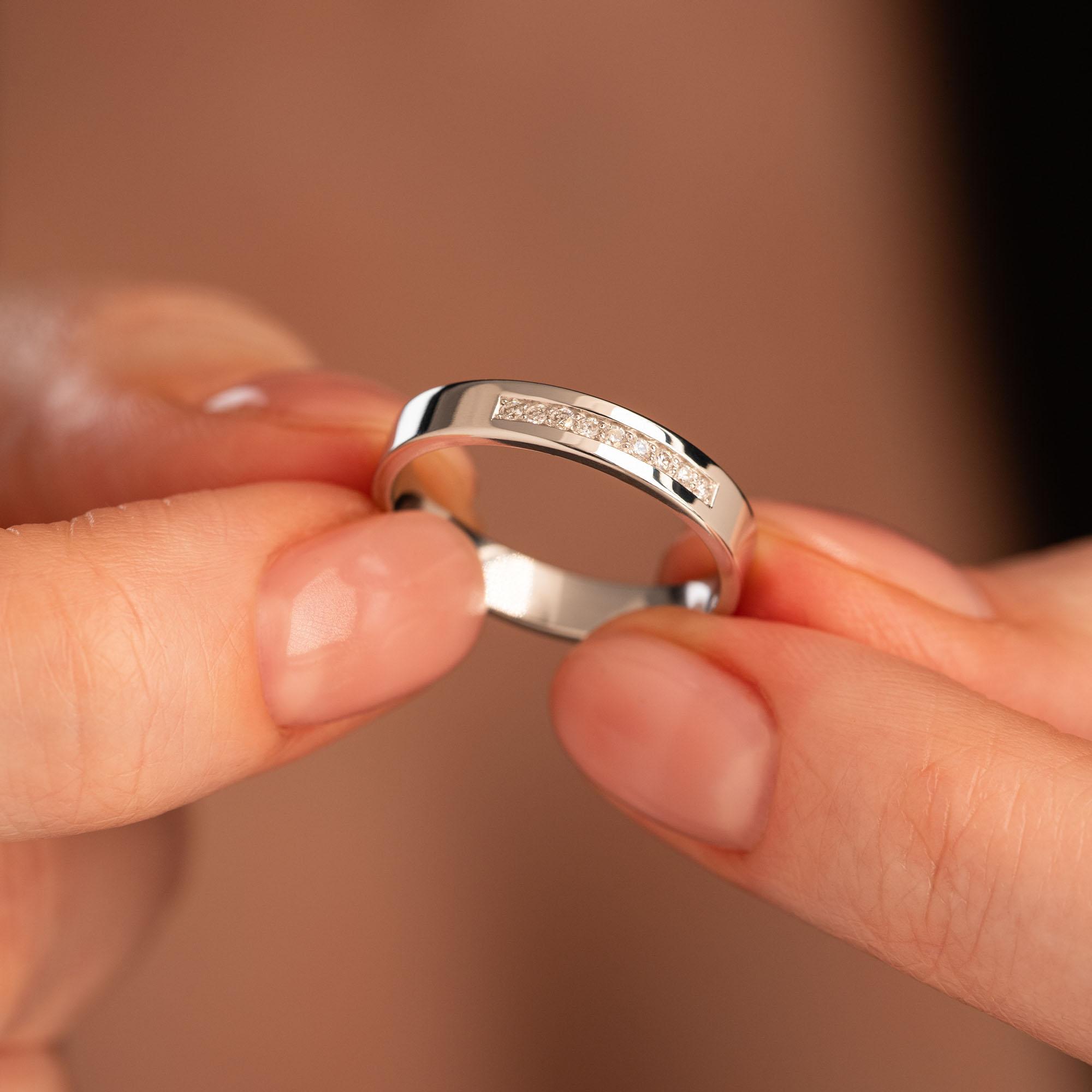 Обручальное кольцо с бриллиантом 212-090-308