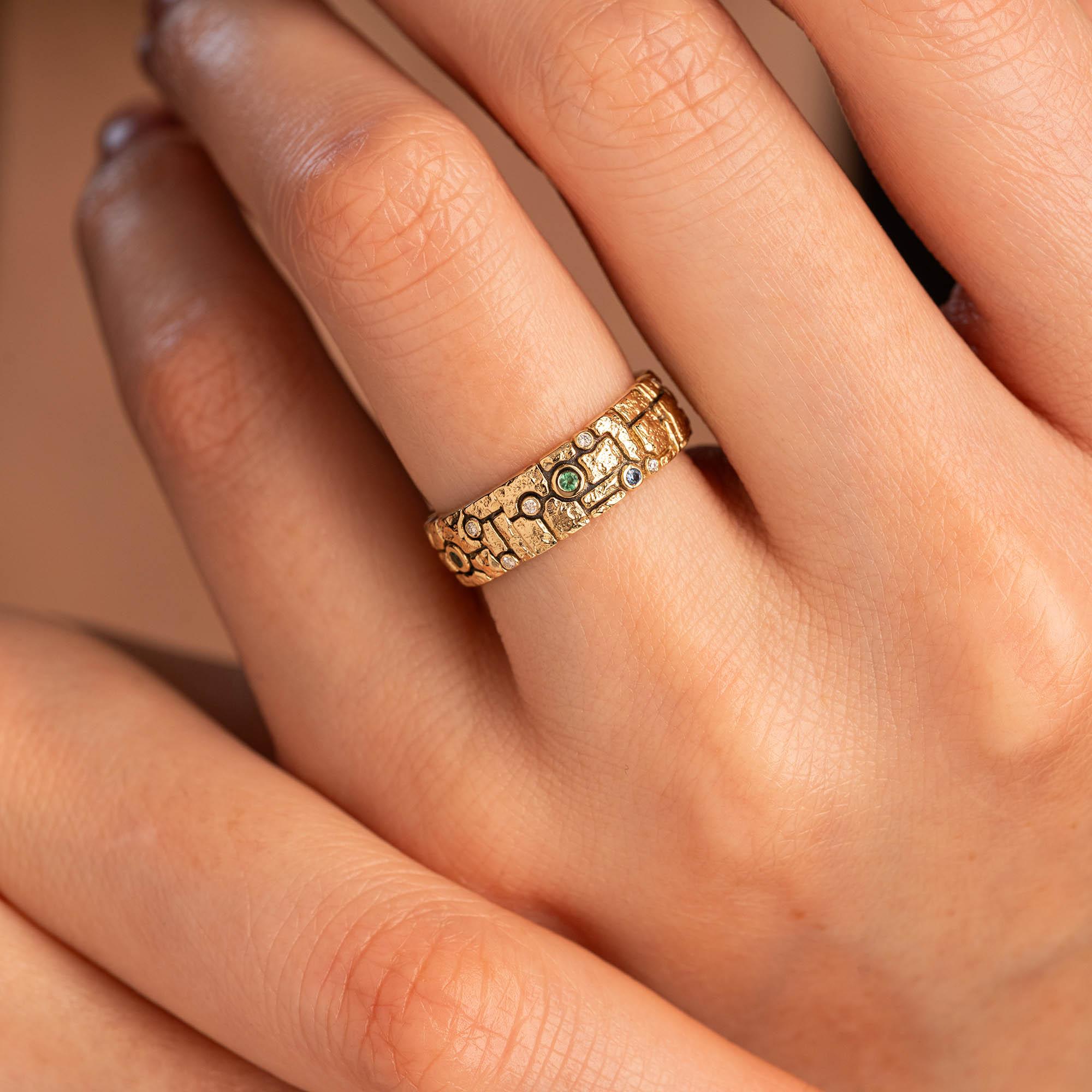 Кольцо из желтого золота с бриллиантами и самоцветами 9311070К