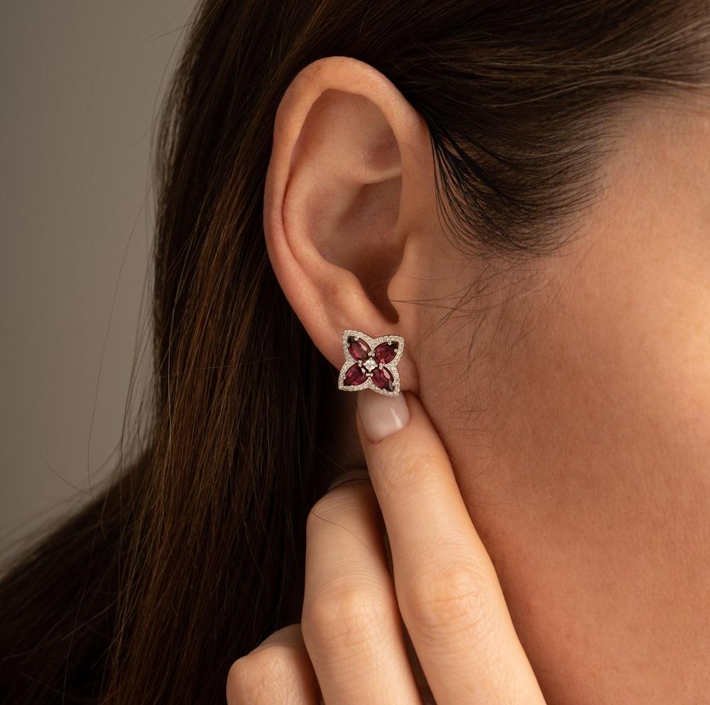 Серьги из белого золота 585 пробы с бриллиантами и родолитами 922789РД