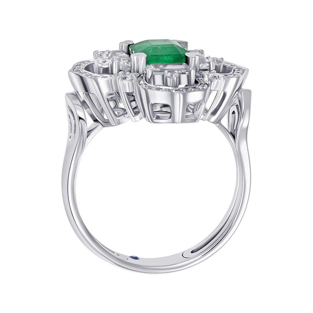 Кольцо из белого золота с бриллиантами изумрудом и сапфирами 9211065И