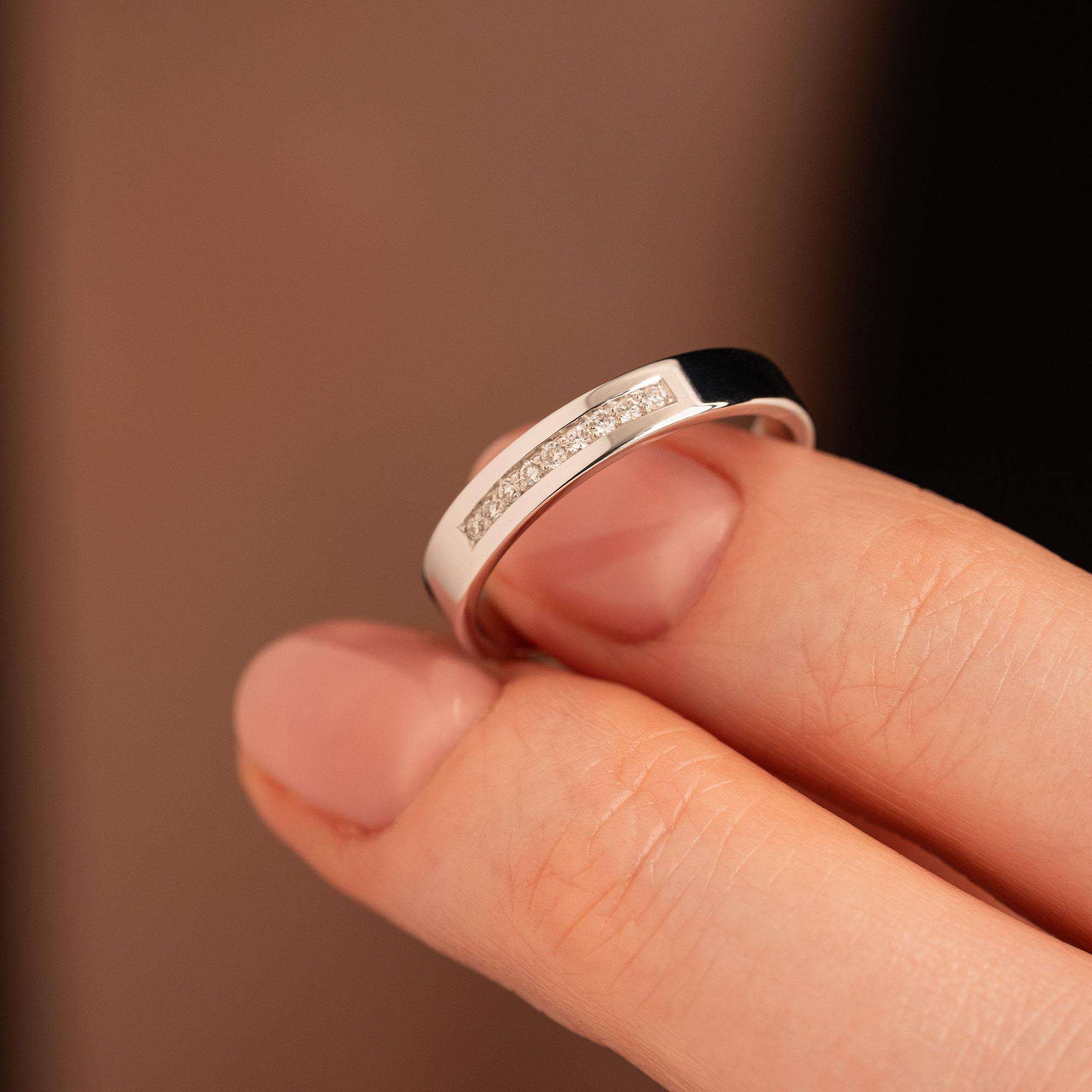 Обручальное кольцо с бриллиантом 212-090-308