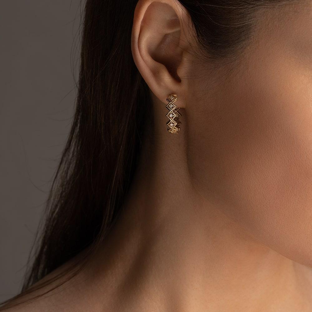 Серьги из желтого золота фактурные с бриллиантами 932830Б