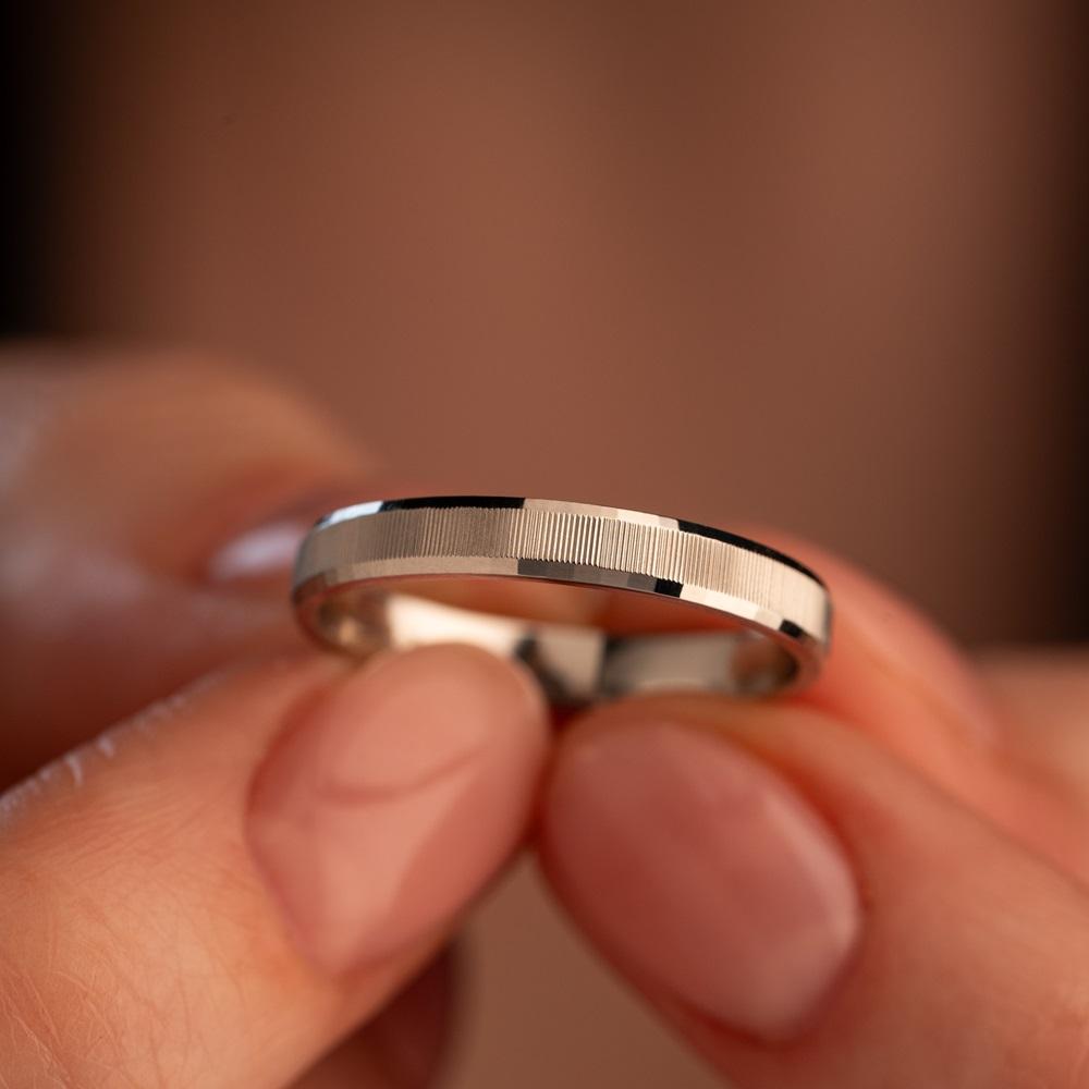 Обручальное кольцо из белого золота 210-000-555