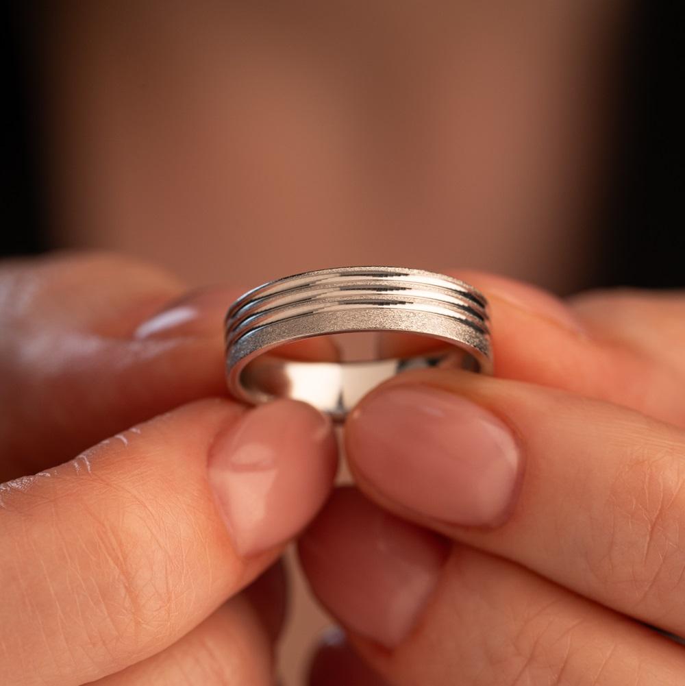 Обручальное кольцо из белого золота 210-000-510