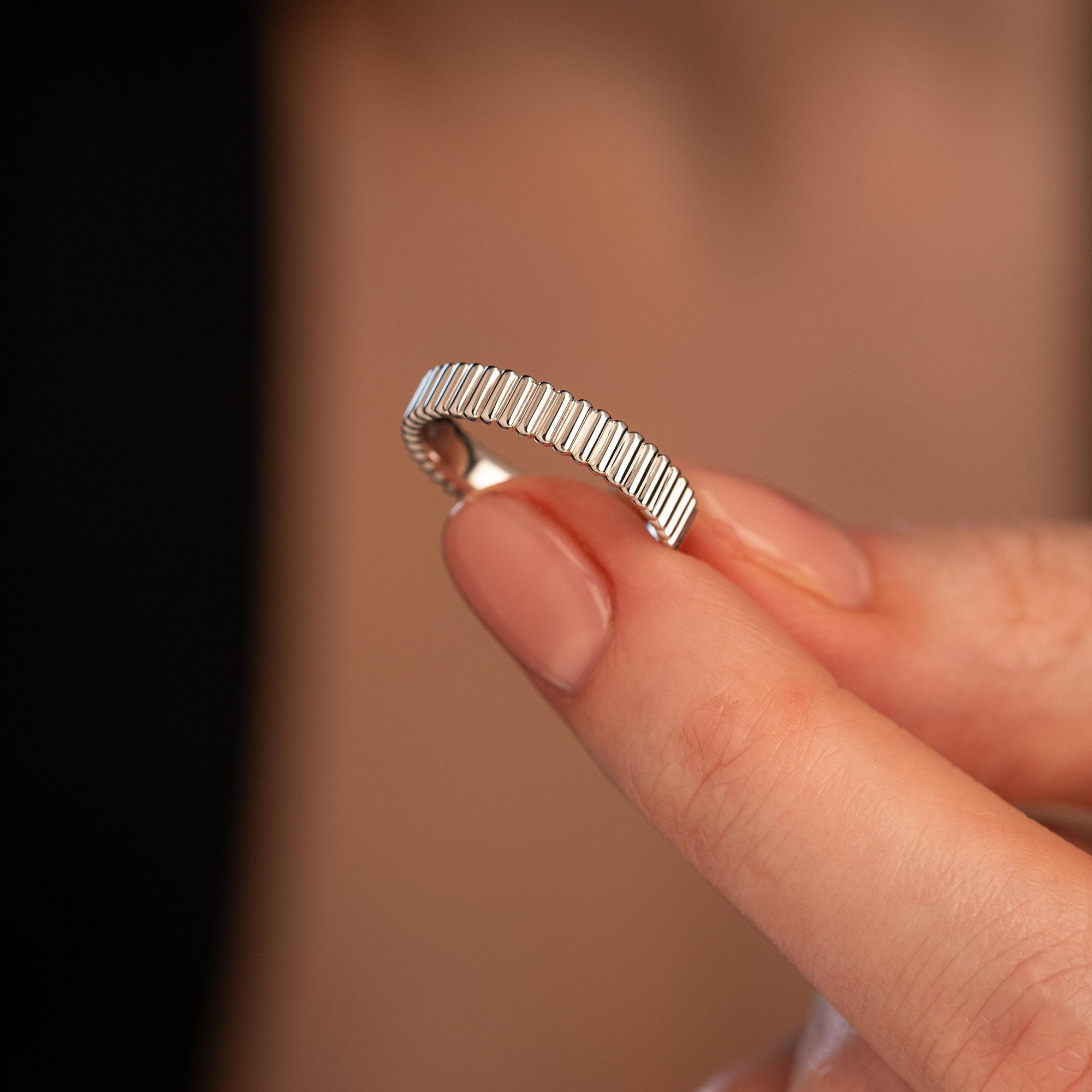 Кольцо из белого золота 585 пробы фактурное 921479-3