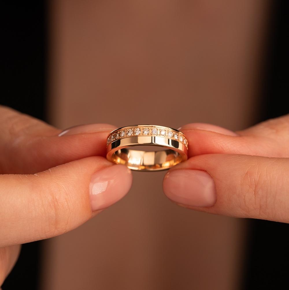 Обручальное кольцо-шайба из красного золота с бриллиантами по кругу 502-380-198