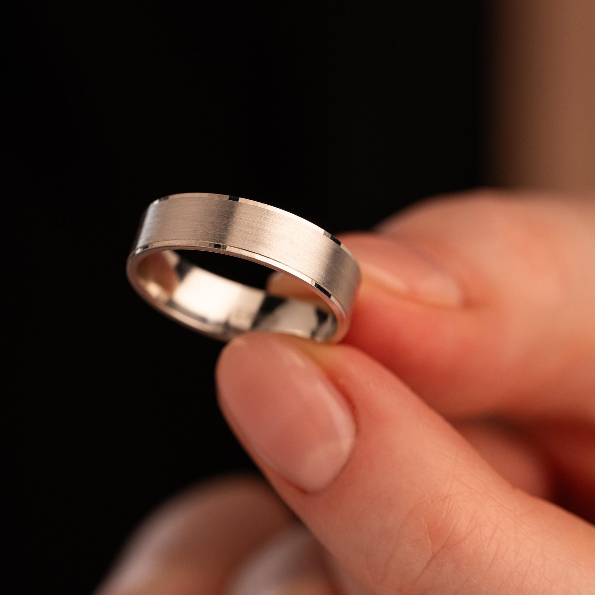 Обручальное кольцо из белого золота 210-000-737