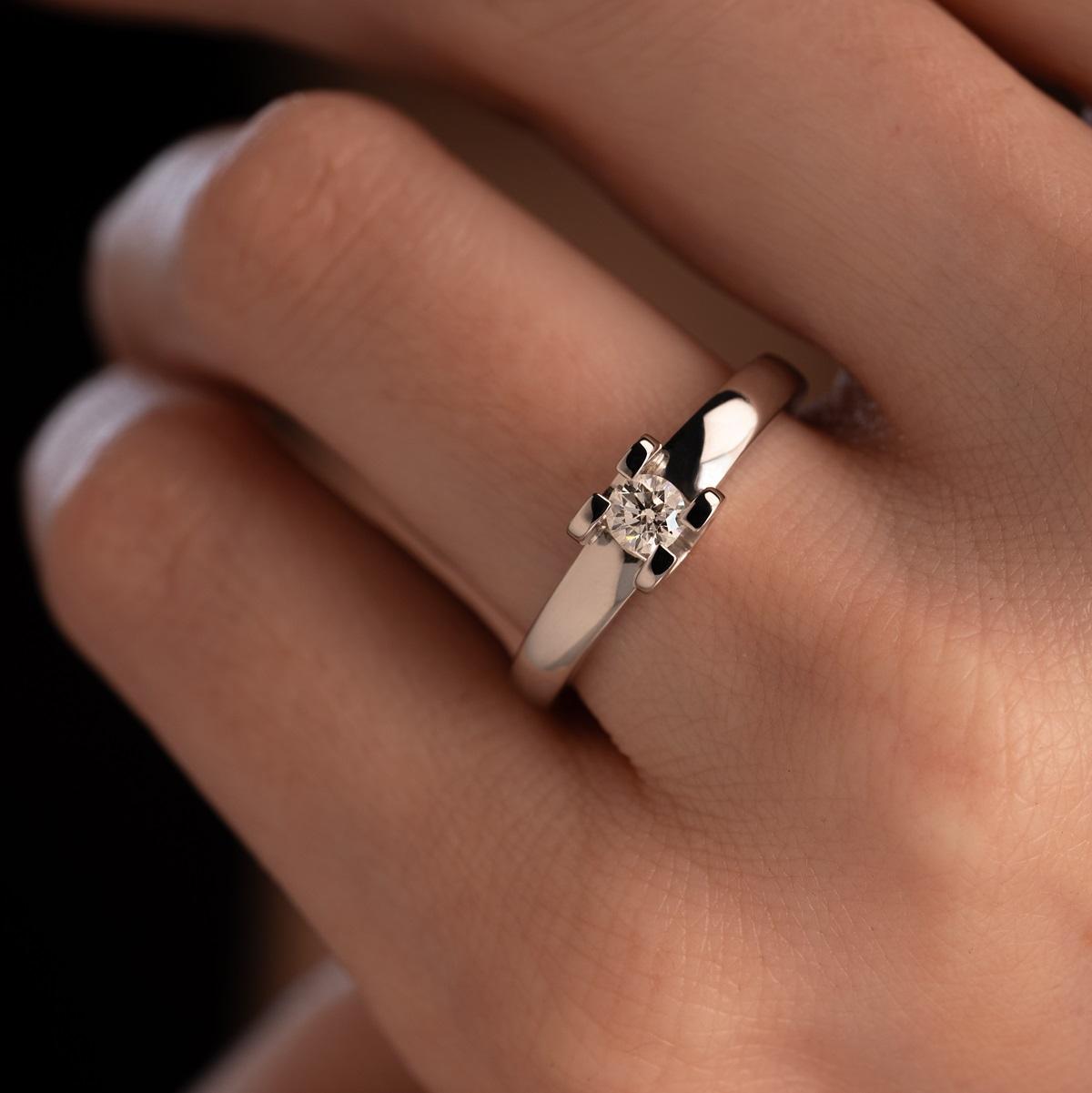 Кольцо из золота с бриллиантом 921385Б