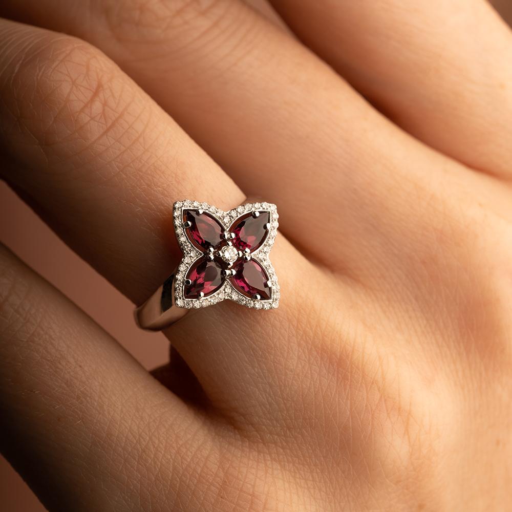 Кольцо из белого золота 585 пробы с бриллиантами и родолитами 921785Рд