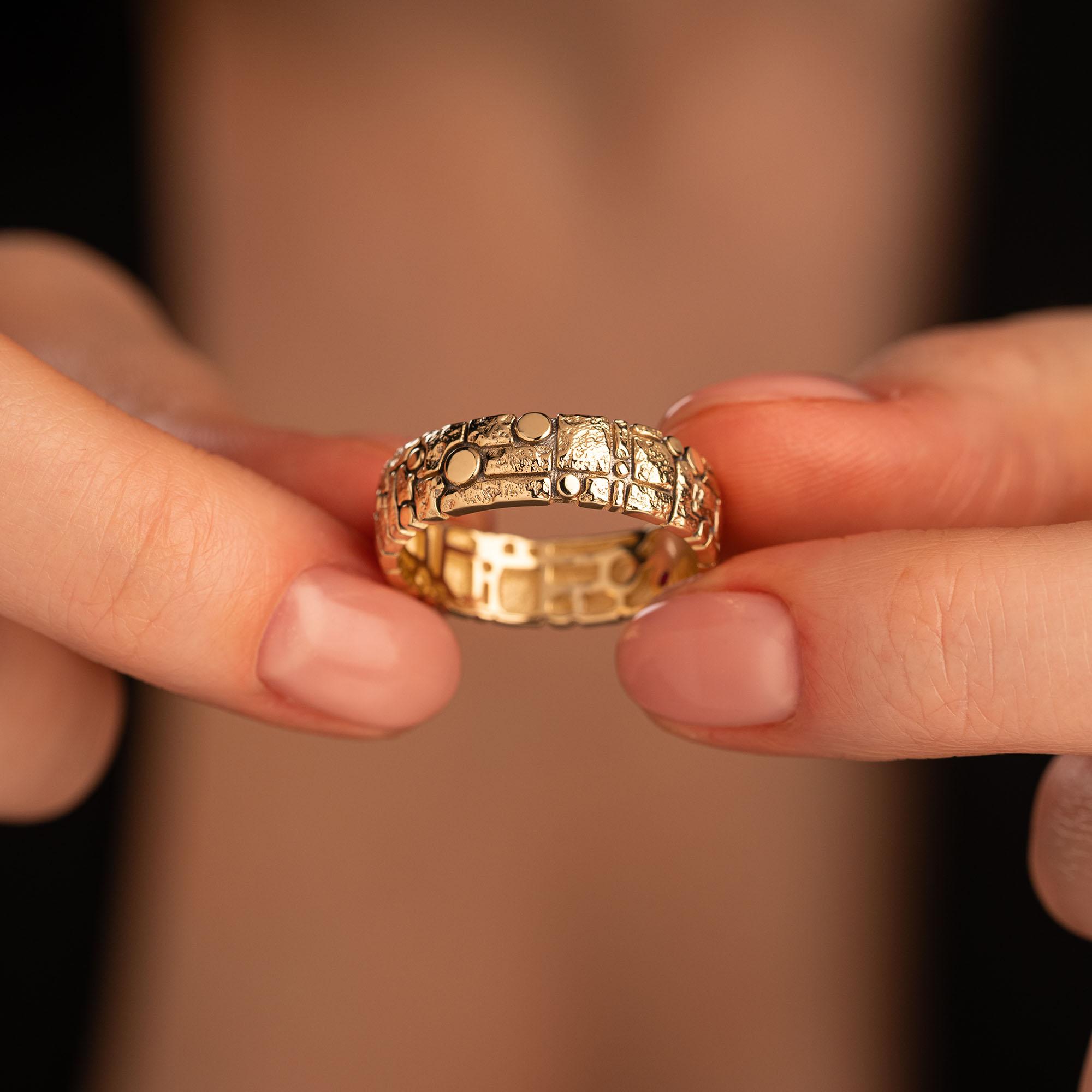 Кольцо из желтого золота с рубином 9311070