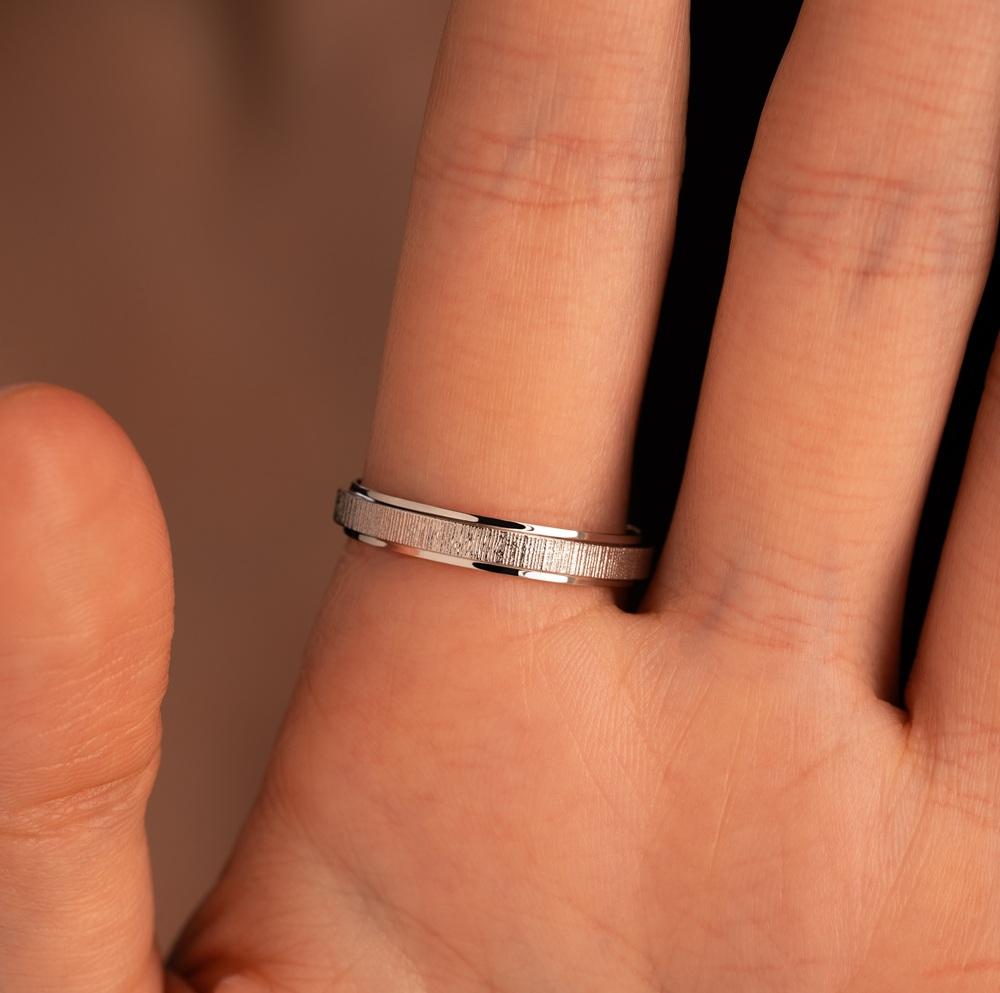 Обручальное кольцо с черным бриллиантом 921993ЧБ