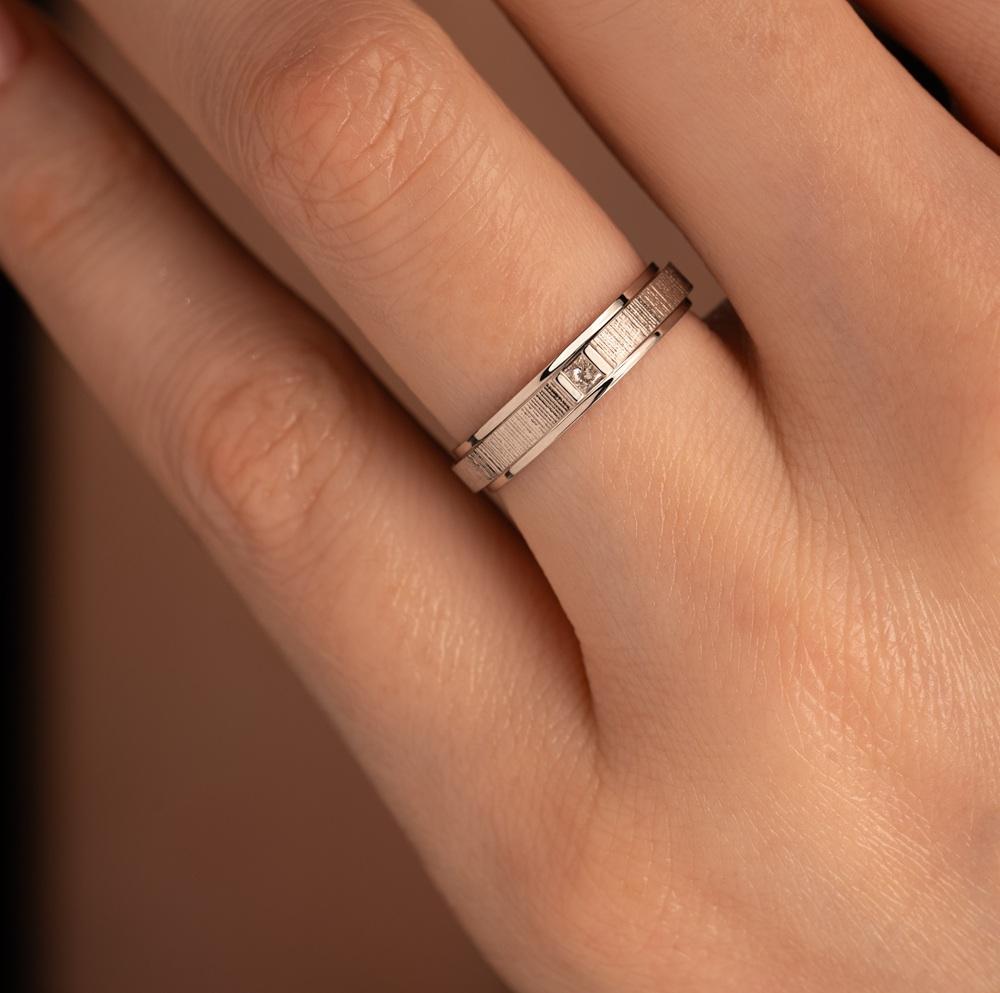 Обручальное кольцо с бриллиантом 921993Б