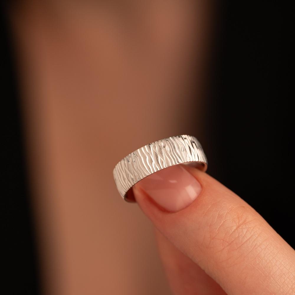 Обручальное кольцо из белого золота рифленое 510-000-090