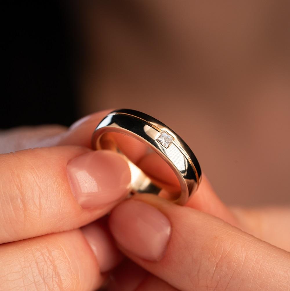 Обручальное кольцо с бриллиантами 432-010-307