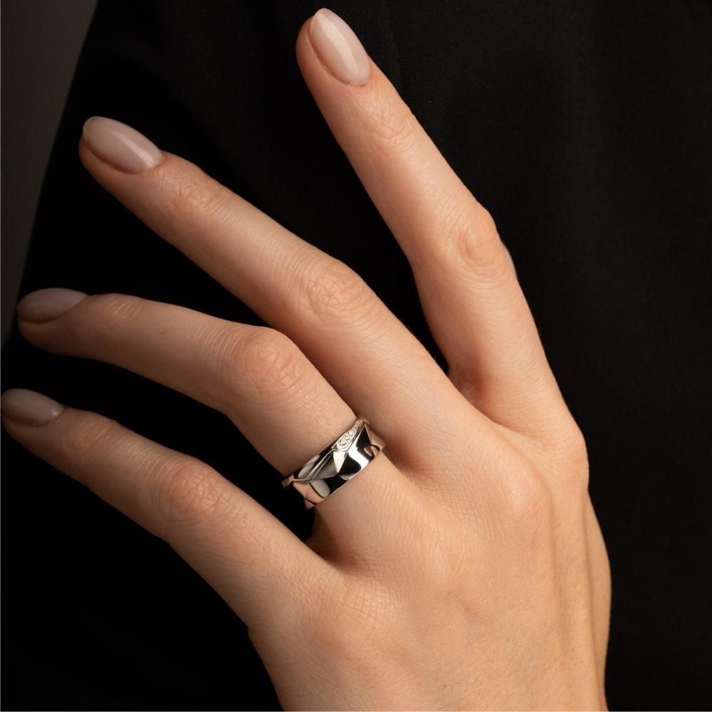 Обручальное кольцо из белого золота 585 пробы мятый металл 921759Б