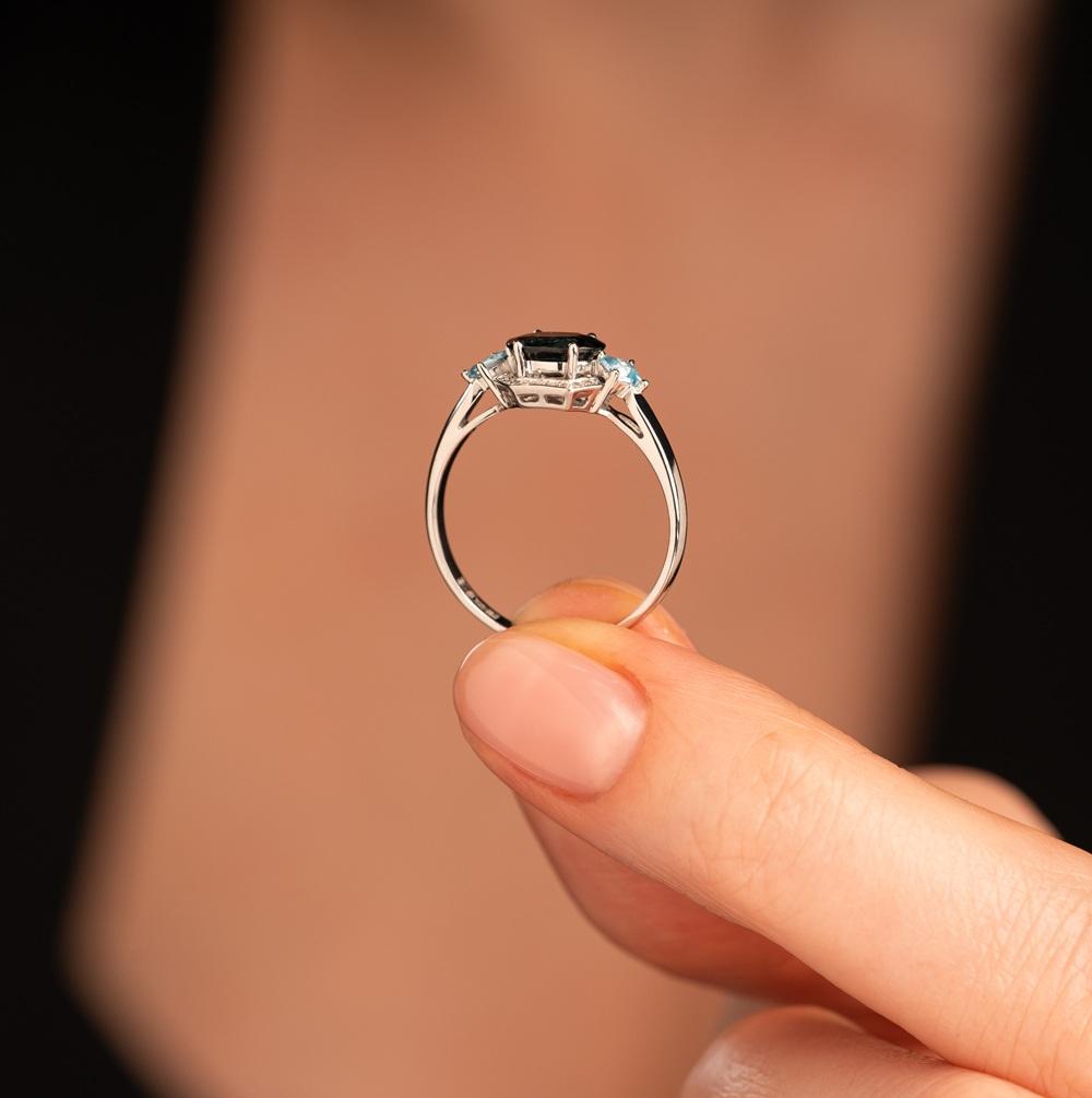 Кольцо из белого золота с топазами и сапфиром 9211039С