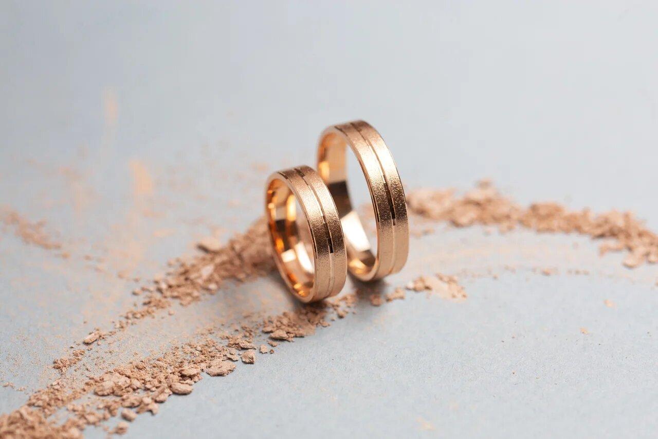 Кольцо с крошкой. Свадебные кольца. Кольцо с алмазным напылением. Обручальные кольца с гранями. Обручальные кольца с алмазным напылением.
