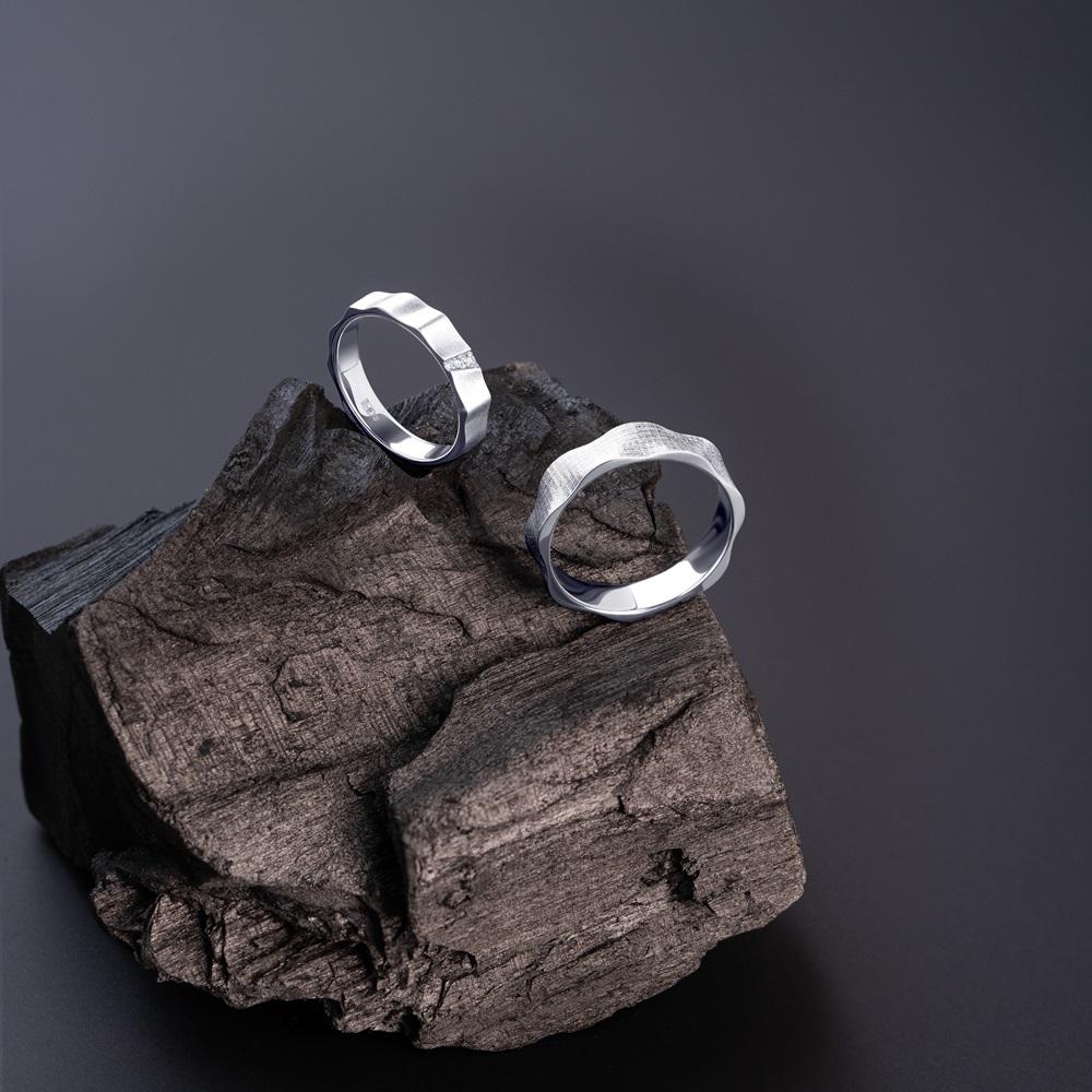 Кольцо с волнистой шинкой из белого золота 921965Б