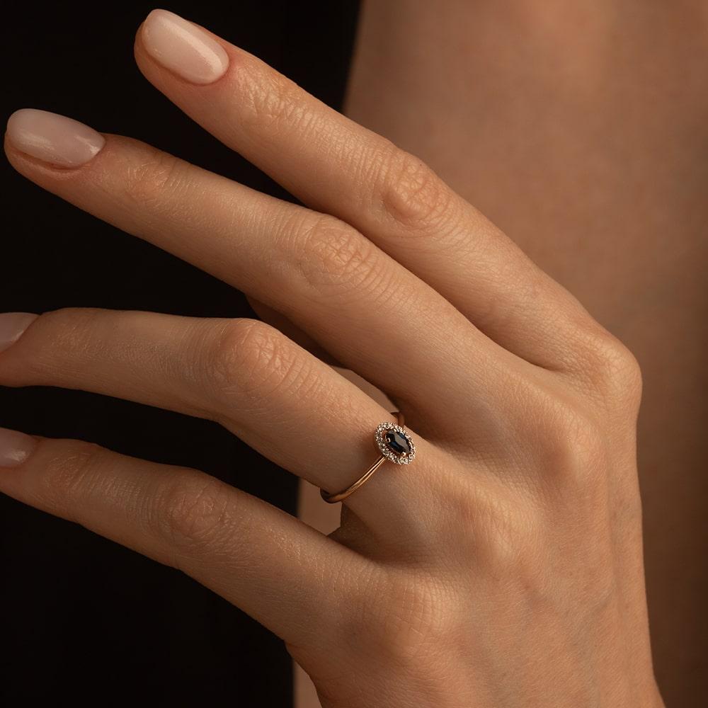 Кольцо золотое с крупным сапфиром и бриллиантами 911003С