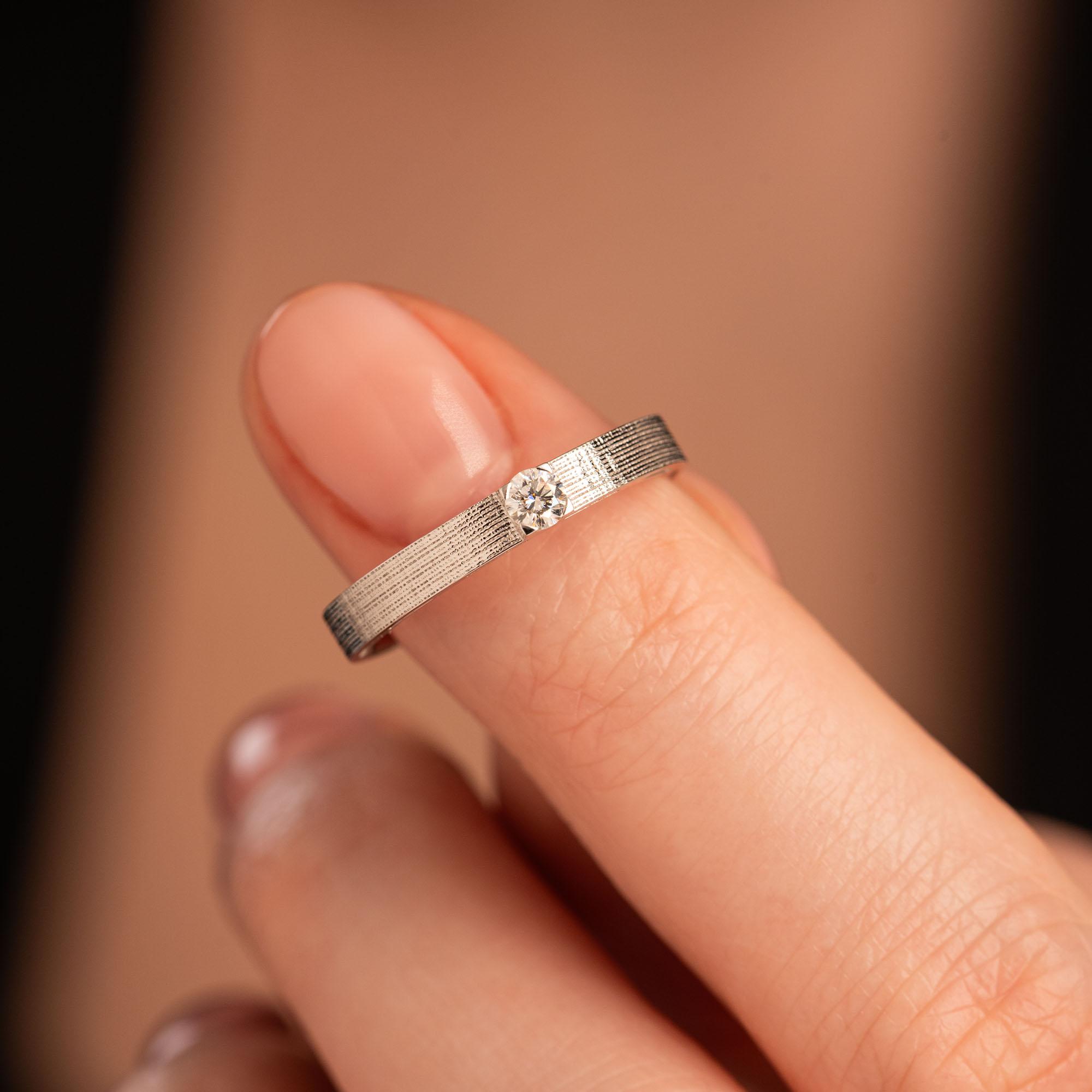 Обручальное кольцо из белого золота с бриллиантом и сапфиром 9211006Б