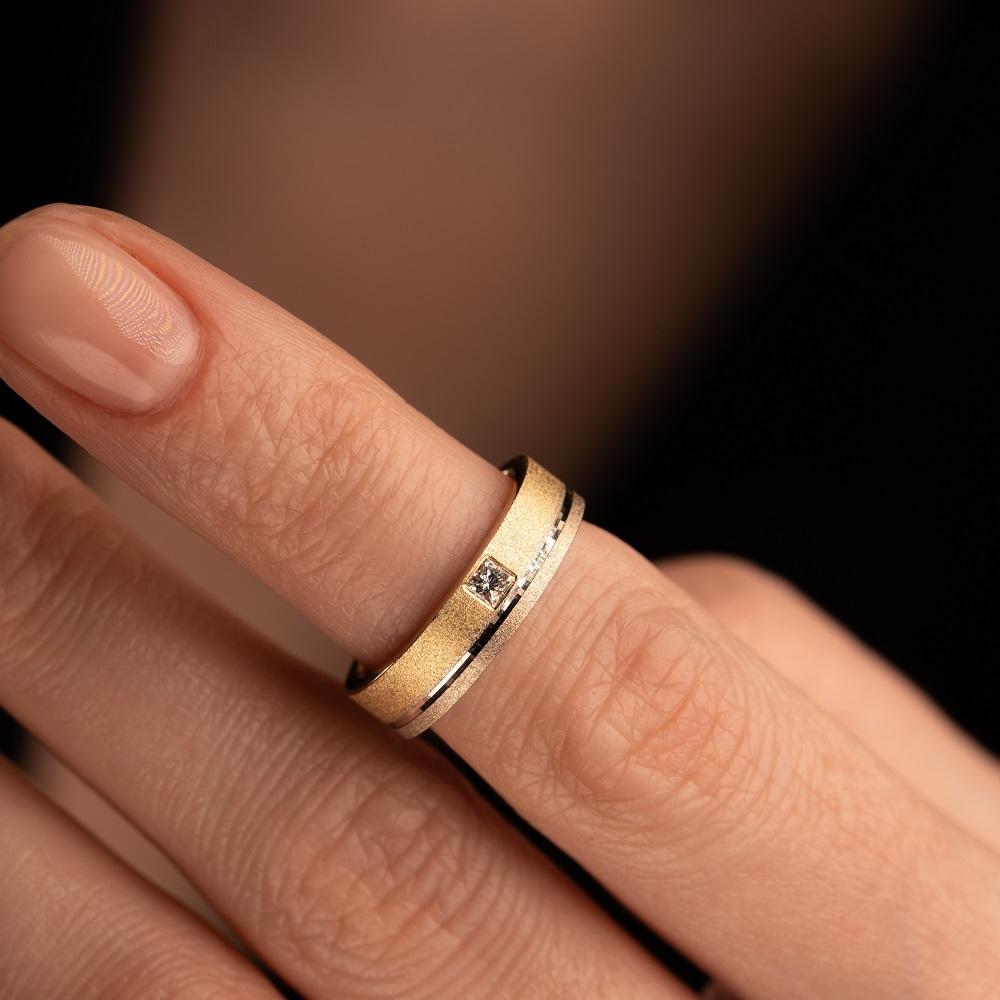 Обручальное кольцо с бриллиантом 442-010-407