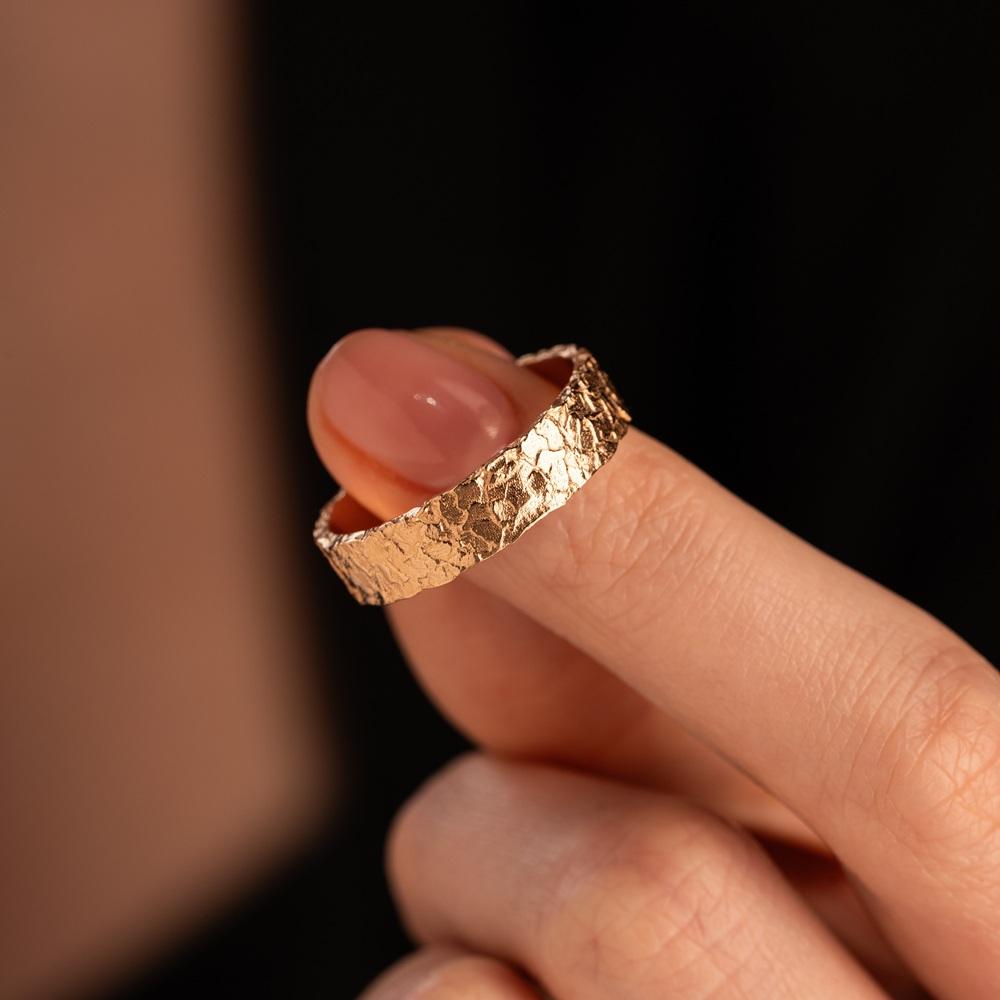 Кольцо из красного золота с фактурной шинкой 911865