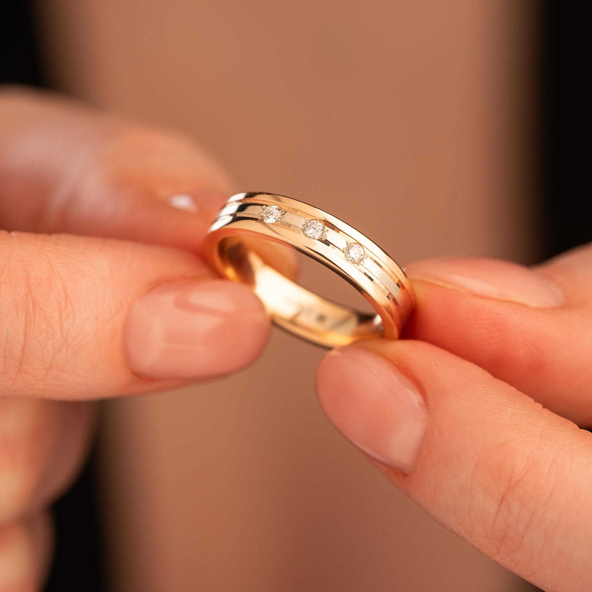 Обручальное кольцо двухсплавное с бриллиантами 452-030-317