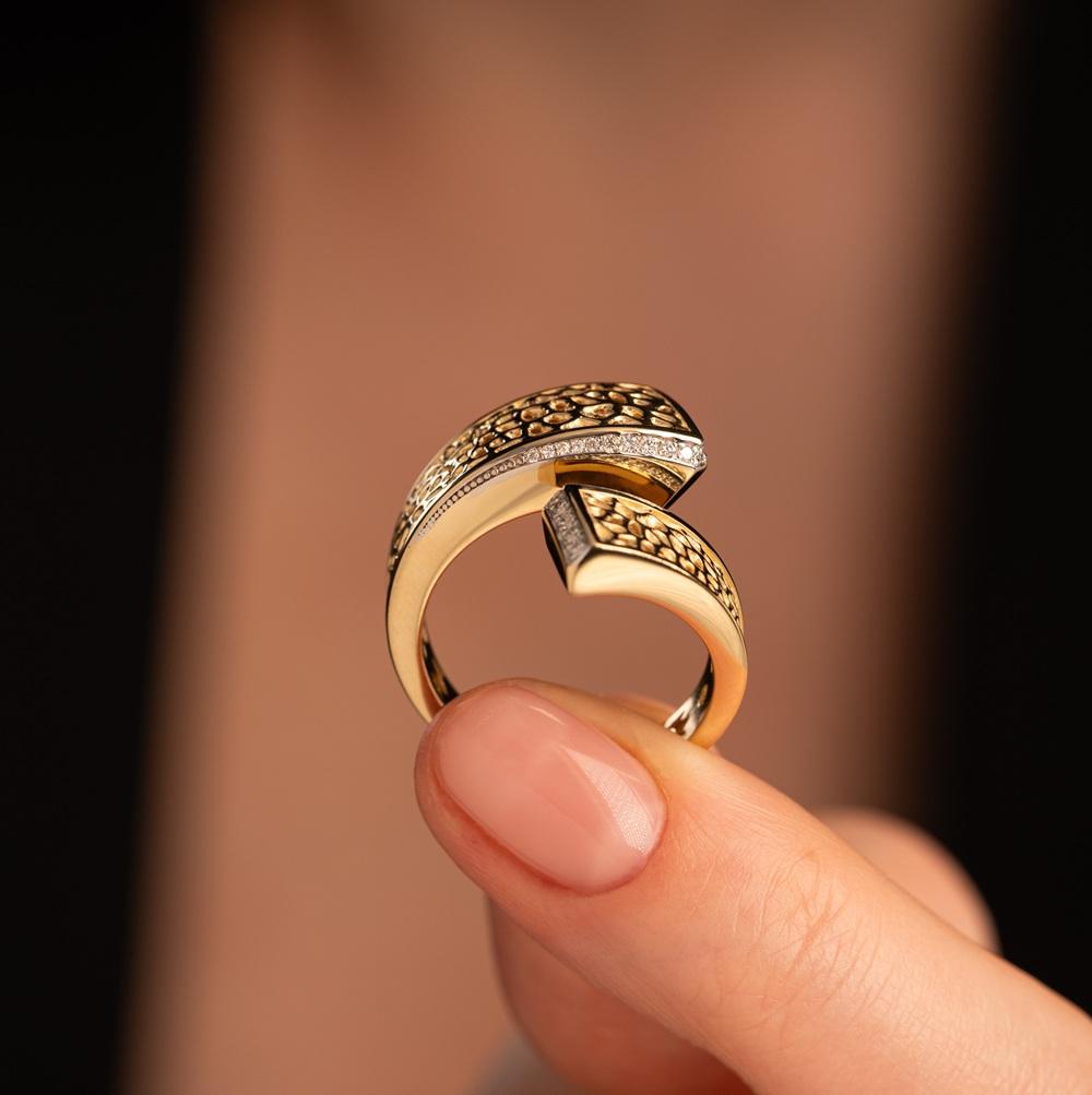 Кольцо из желтого золота с бриллиантами и рубином 9311042Б 