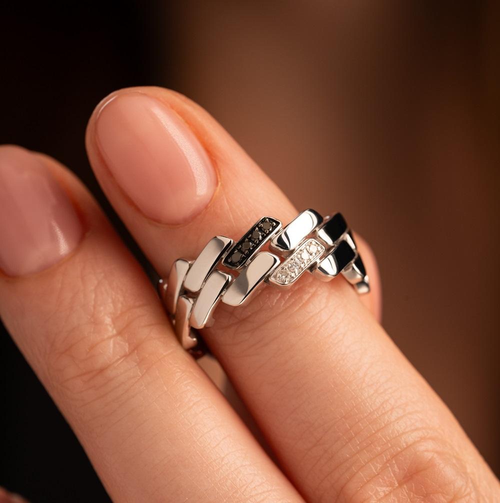 Кольцо из белого золота с белыми и черными бриллиантами 921880ЧБ