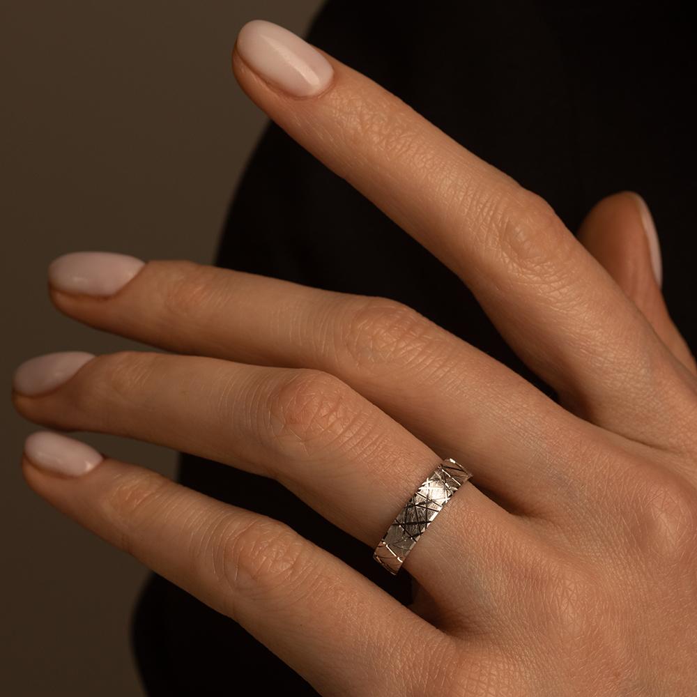 Кольцо с гранями из белого золота  510-000-176