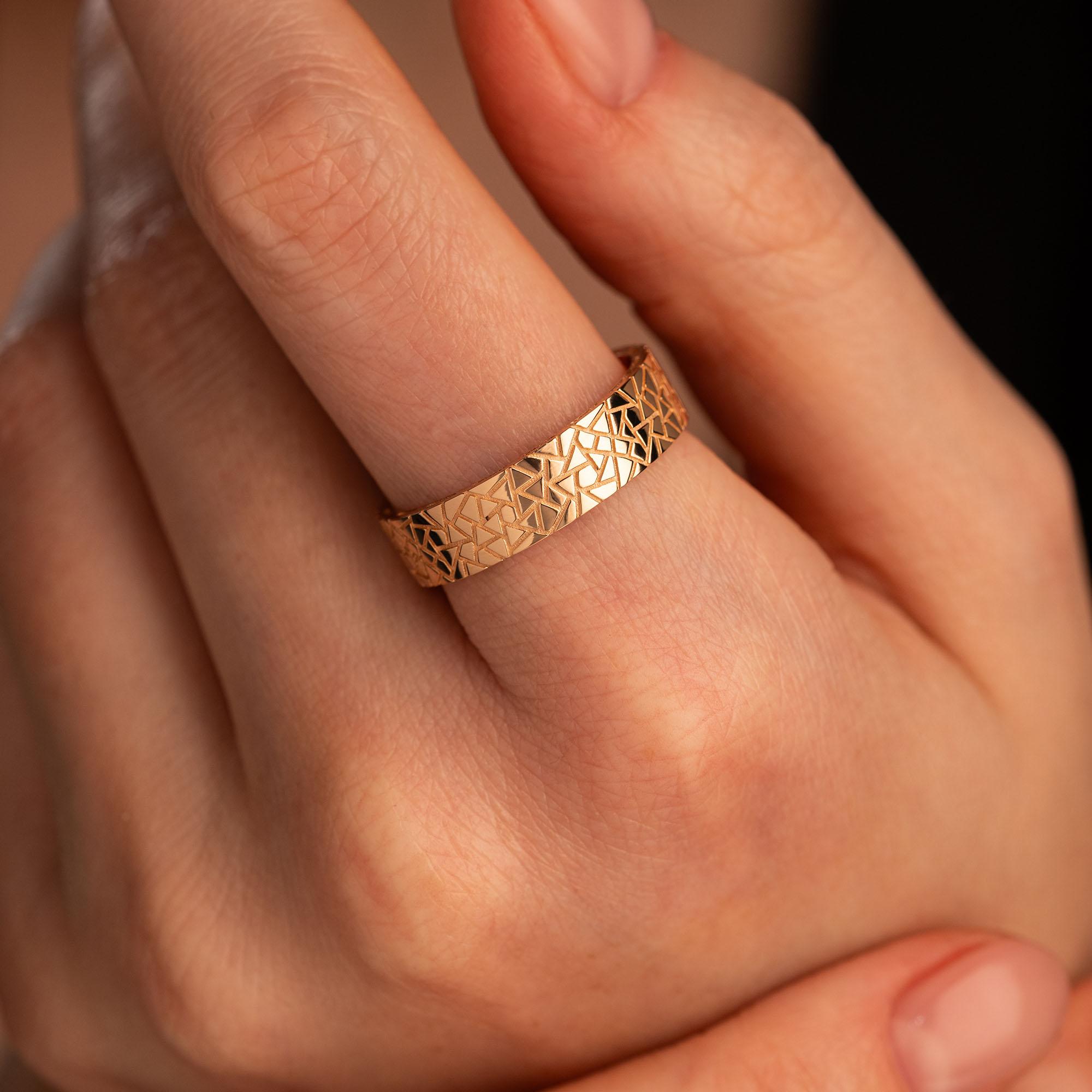 Кольцо из красного золота с рубином 9111069