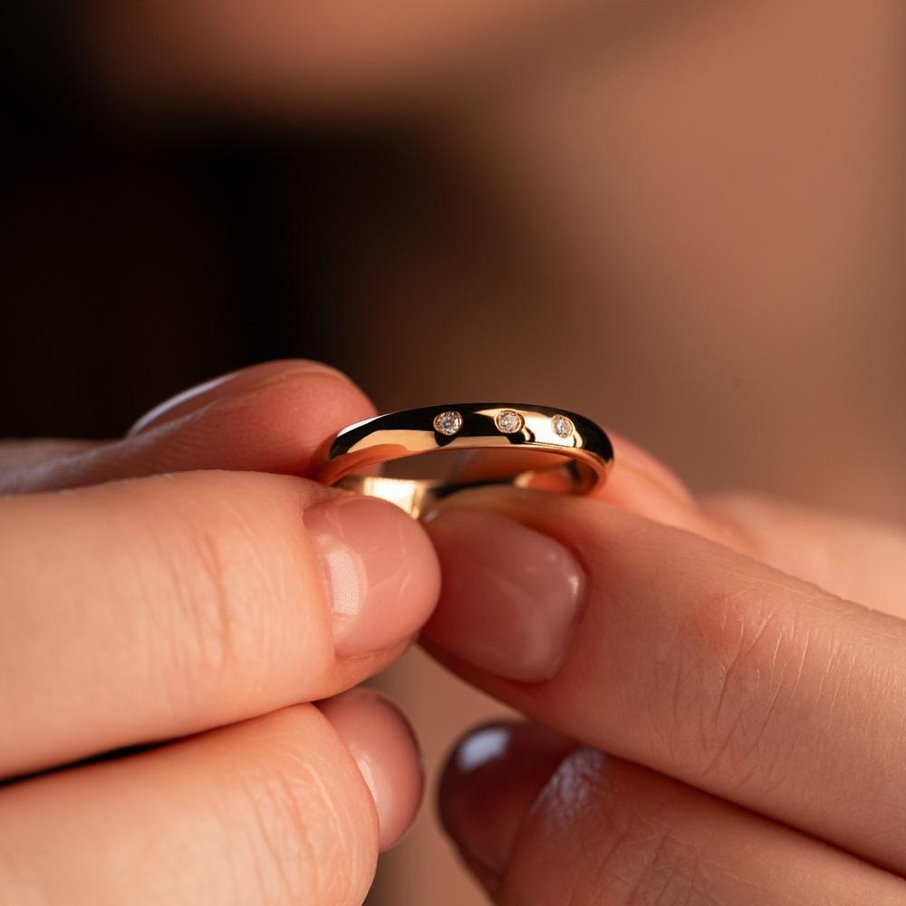 Обручальное кольцо с бриллиантами 102-030-530