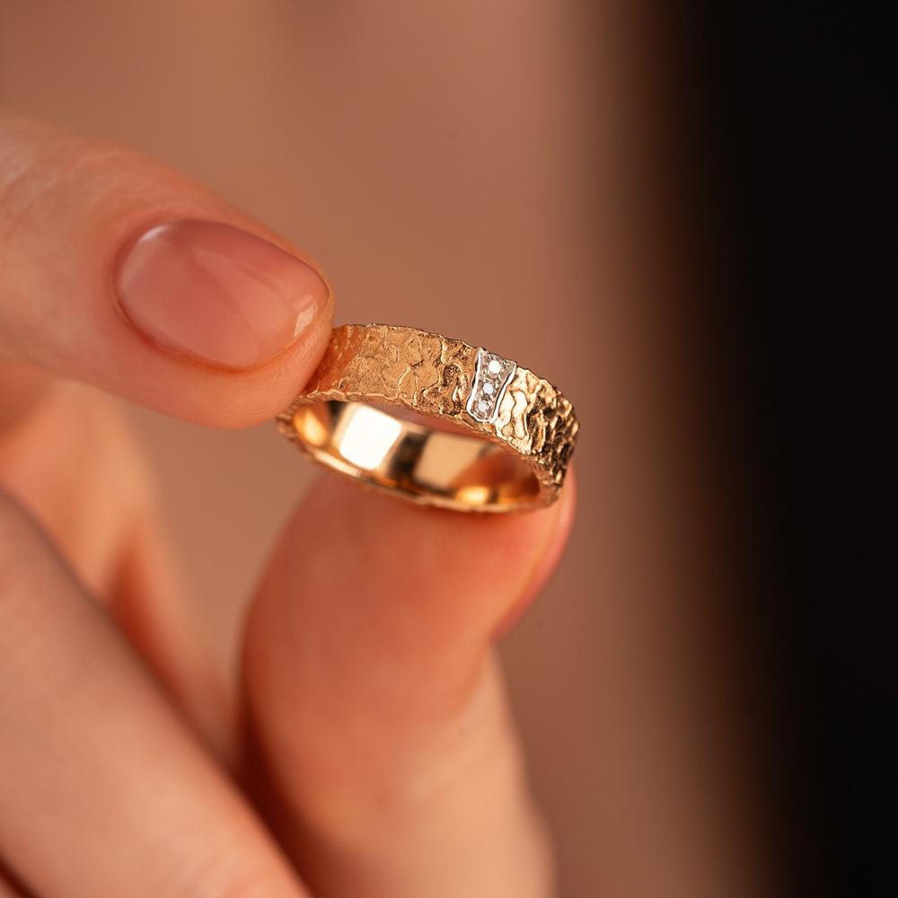 Кольцо из красного золота с фактурной шинкой и бриллиантами 911865Б