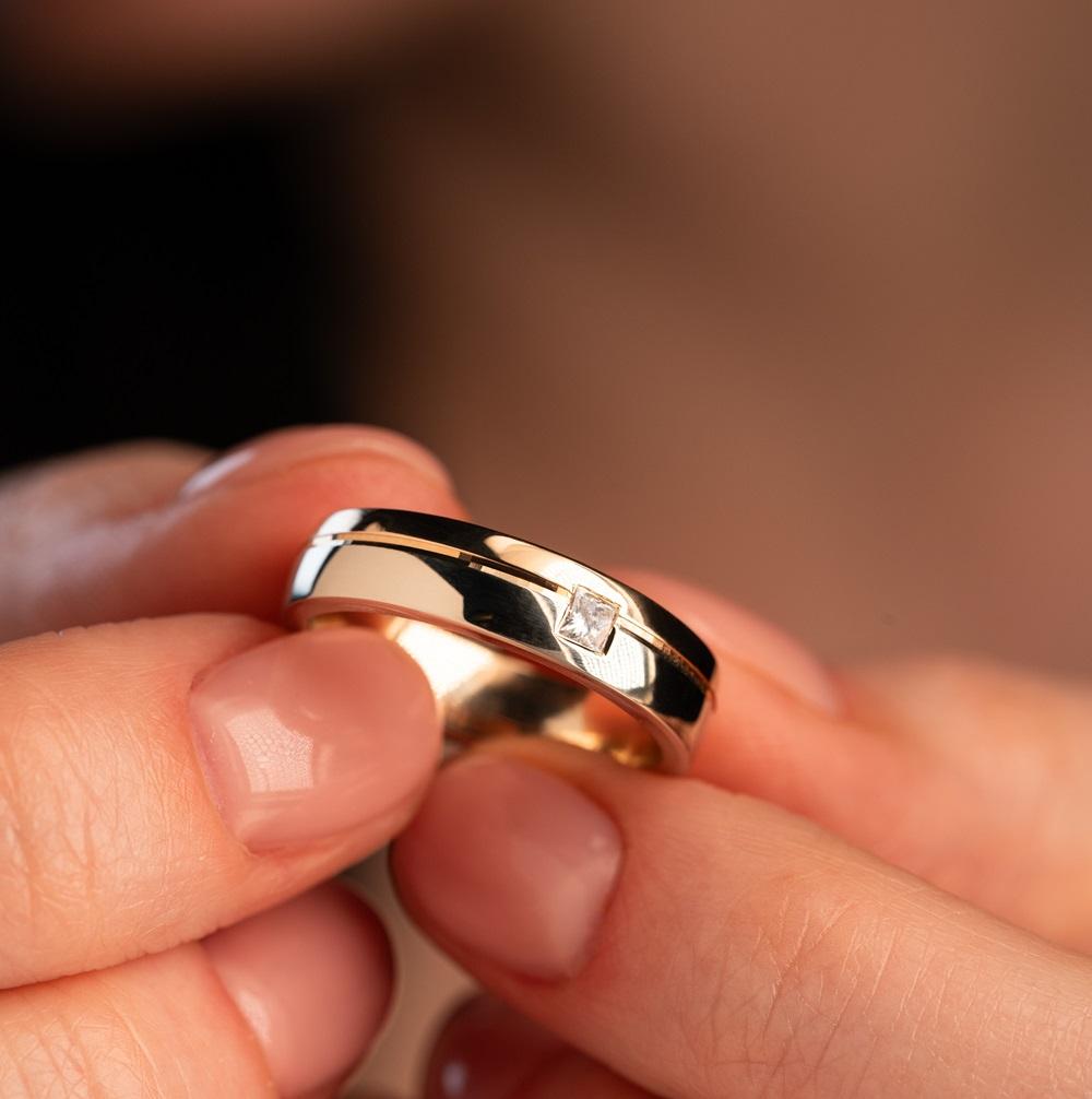 Обручальное кольцо с бриллиантами 432-010-307