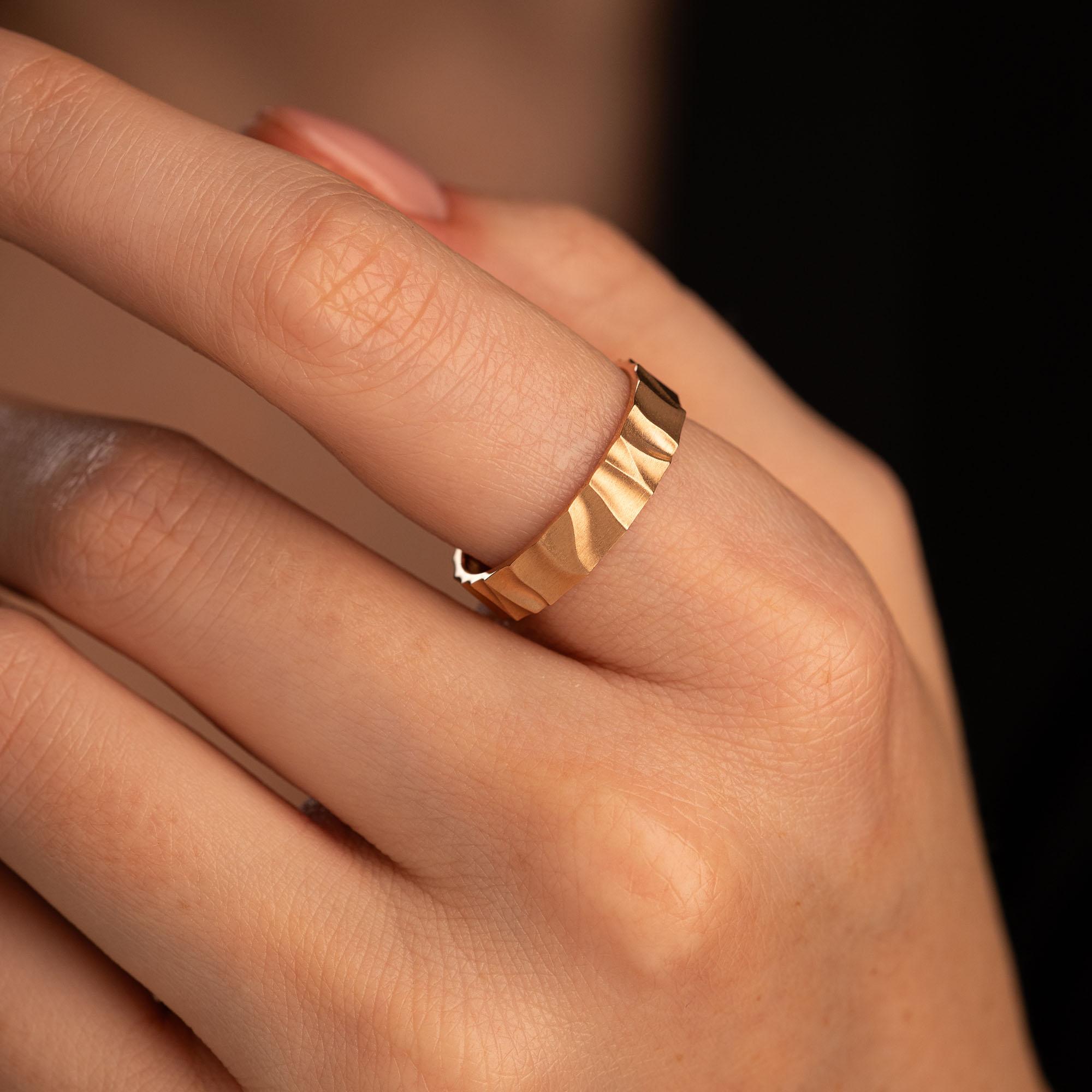 Фактурное обручальное кольцо из красного золота 911855