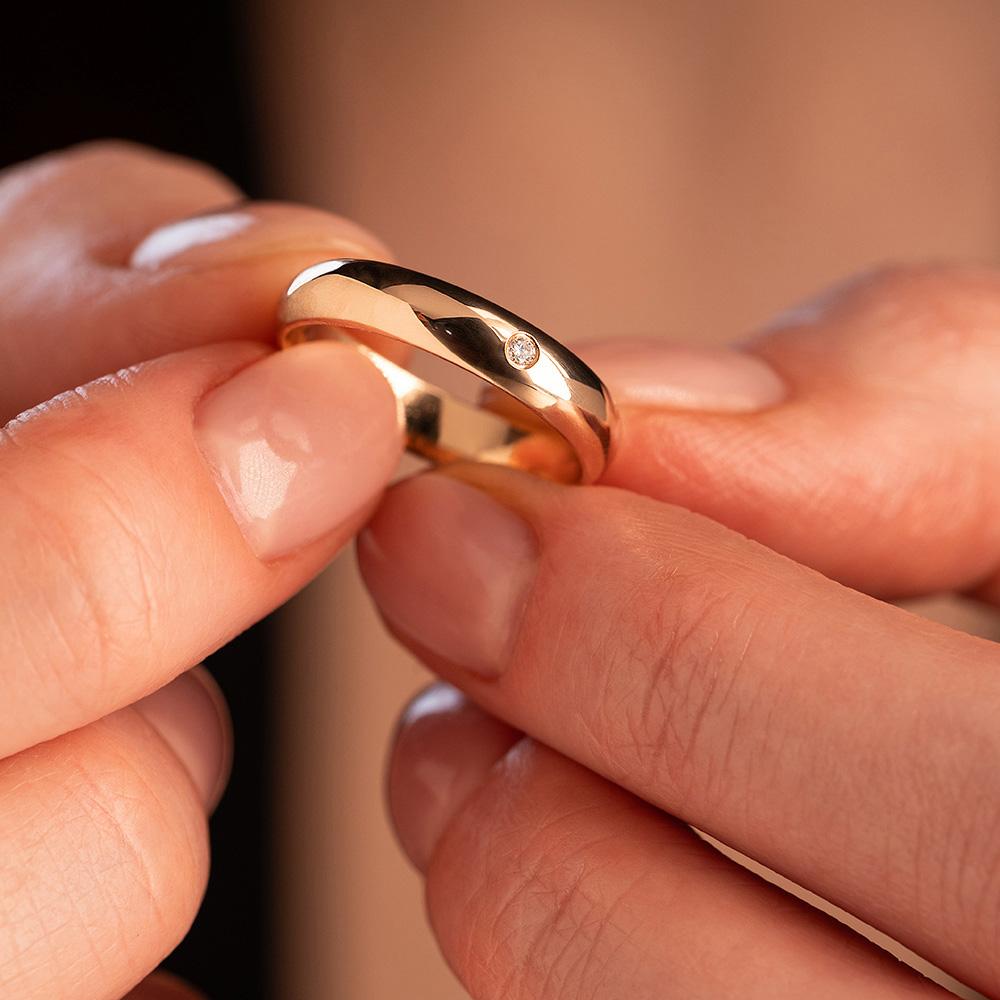 Обручальное кольцо с бриллиантом 102-010-540