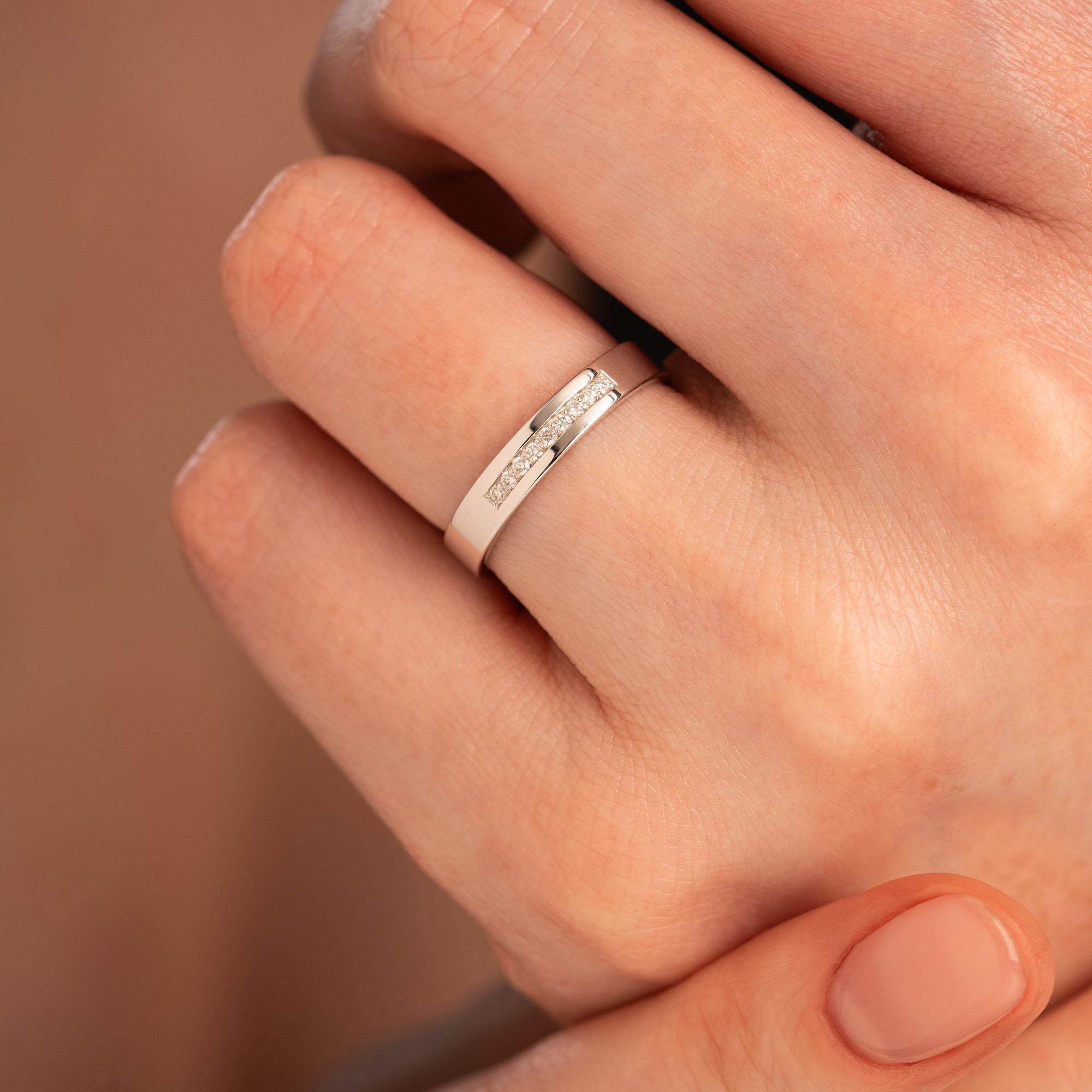 Обручальное кольцо с бриллиантом 212-090-308