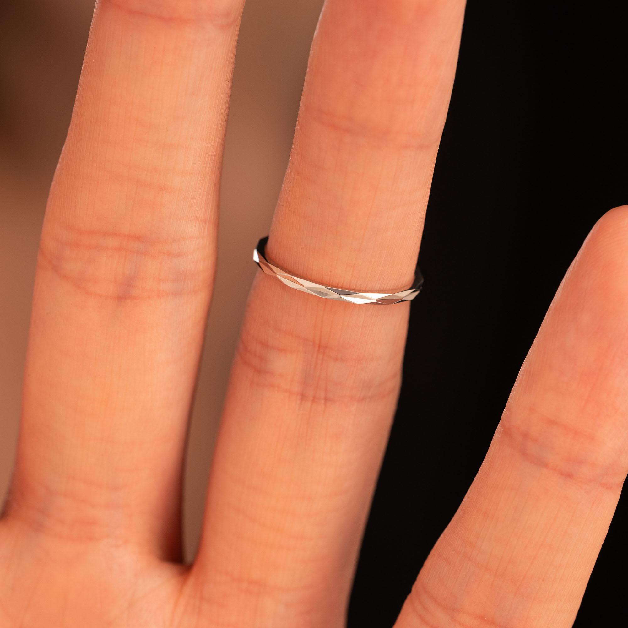 Обручальное кольцо из белого золота 210-000-504