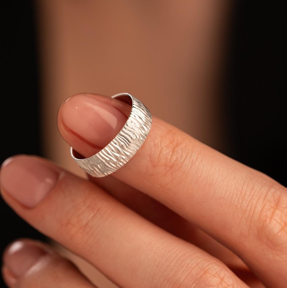 Обручальное кольцо из белого золота рифленое 510-000-090