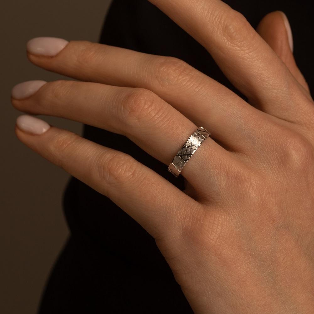 Кольцо с гранями из белого золота  510-000-176