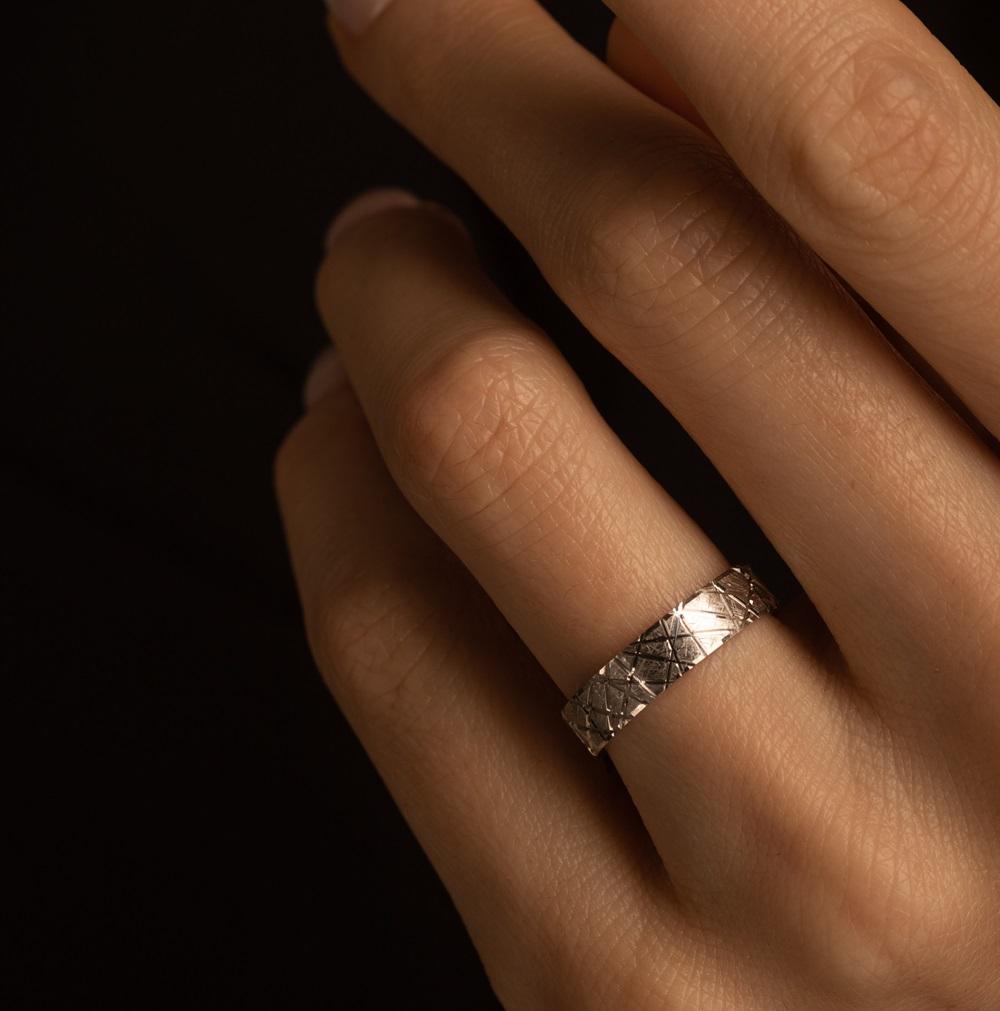 Кольцо с гранями из белого золота  510-000-176