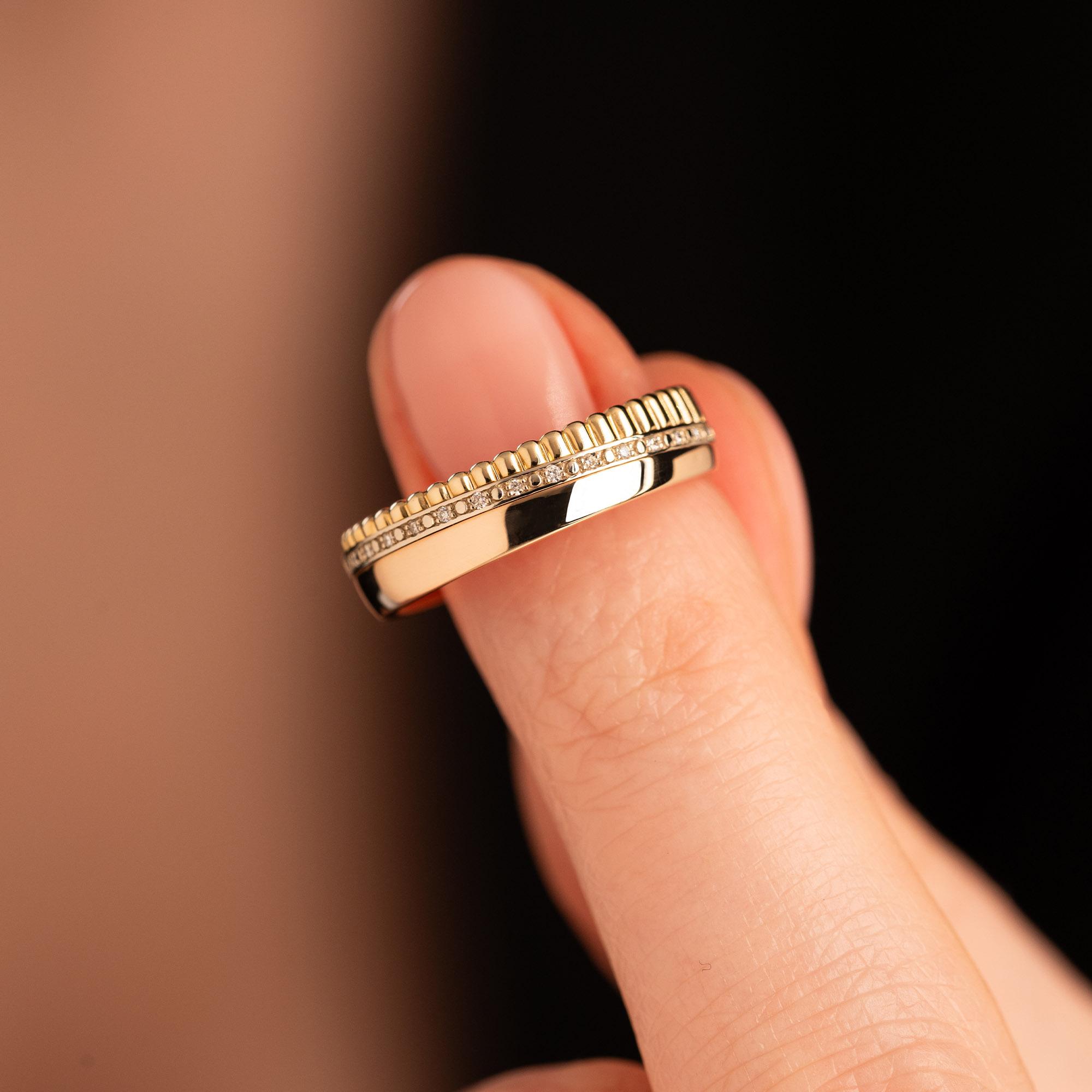 Обручальное кольцо из трех видов золота с бриллиантами 9111012Б